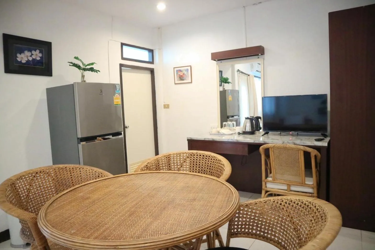 TV and multimedia in Sunshine Guest House