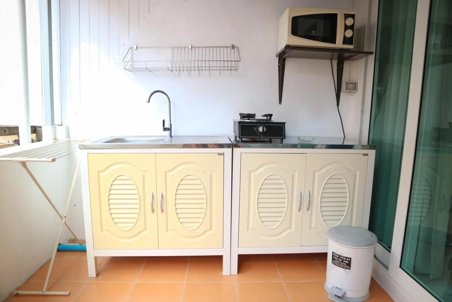 Kitchen or kitchenette in Sunshine Guest House