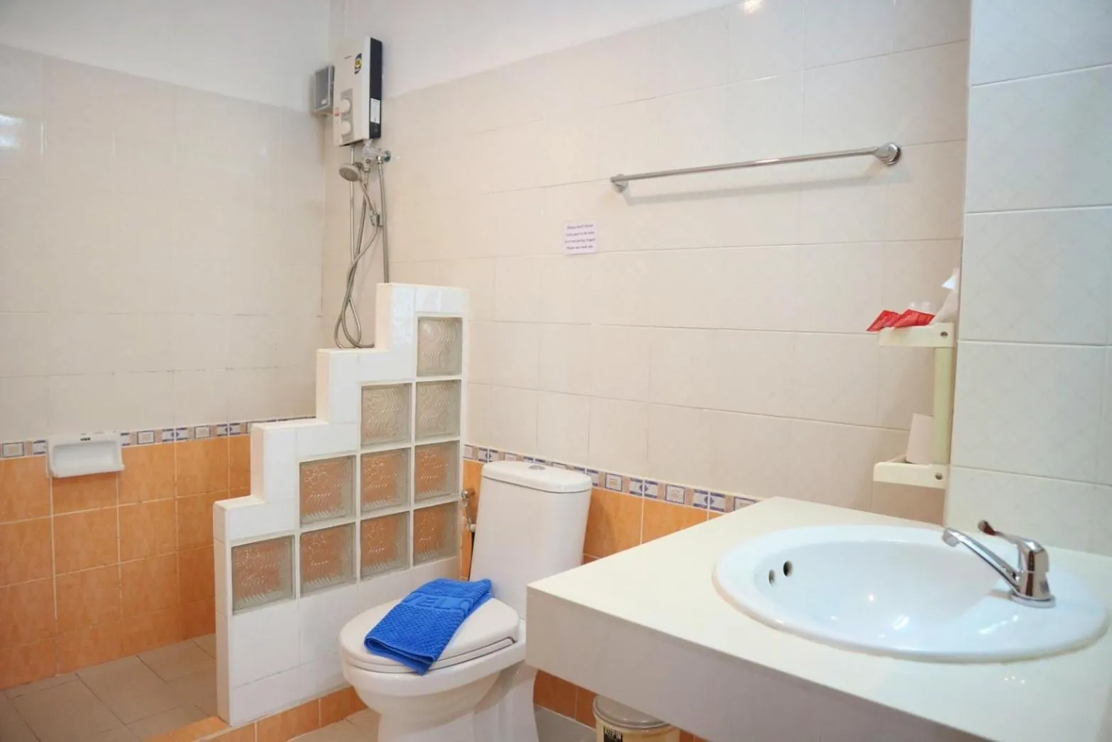 Shower in Sunshine Guest House