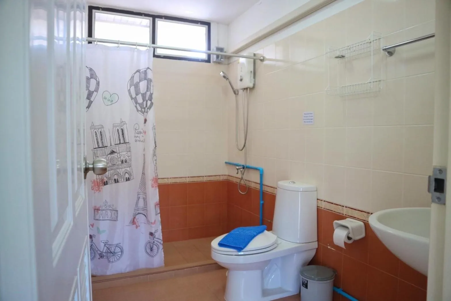 Shower in Sunshine Guest House