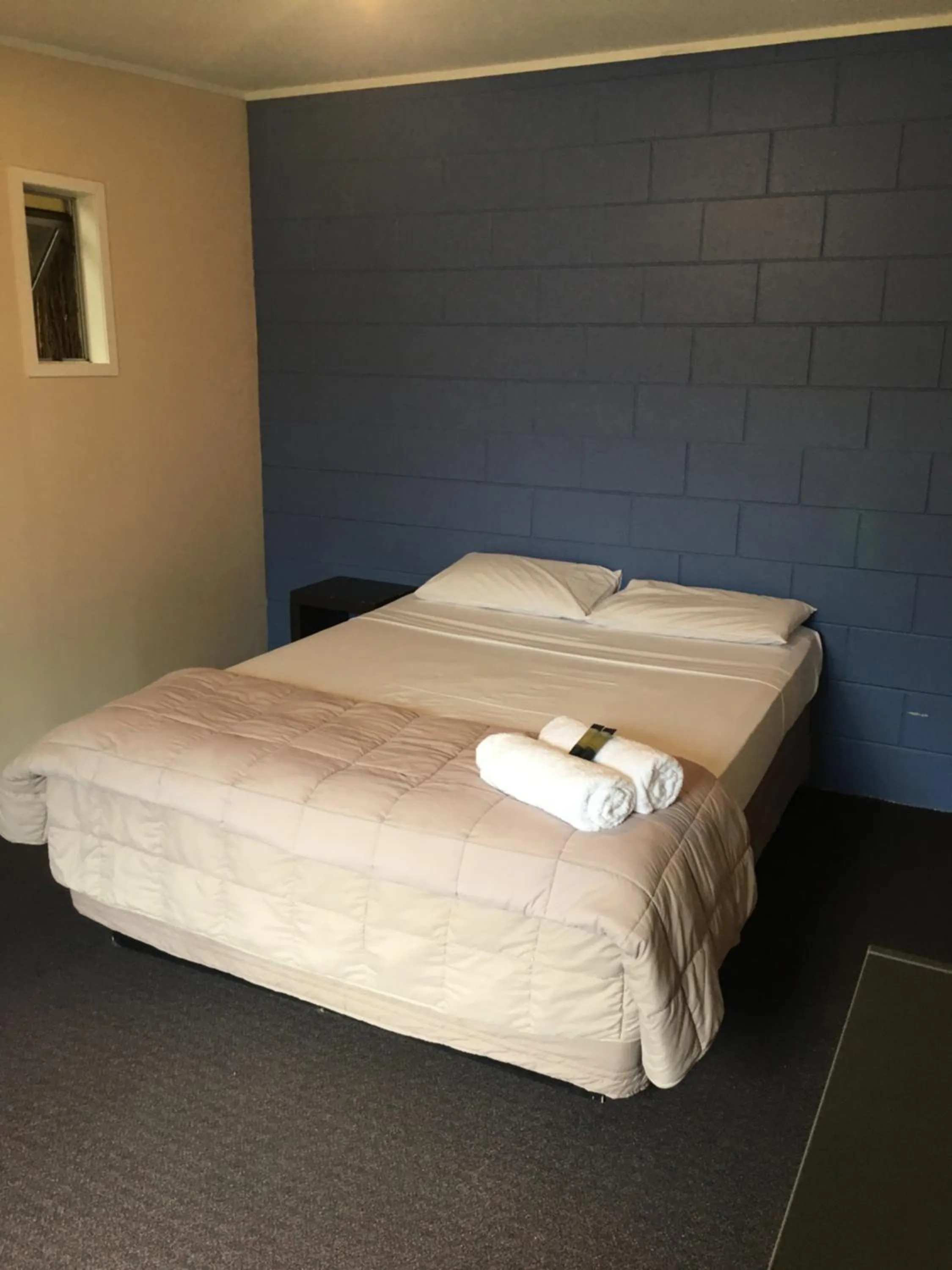 Bed in Beachcomber Lodge & Backpacker