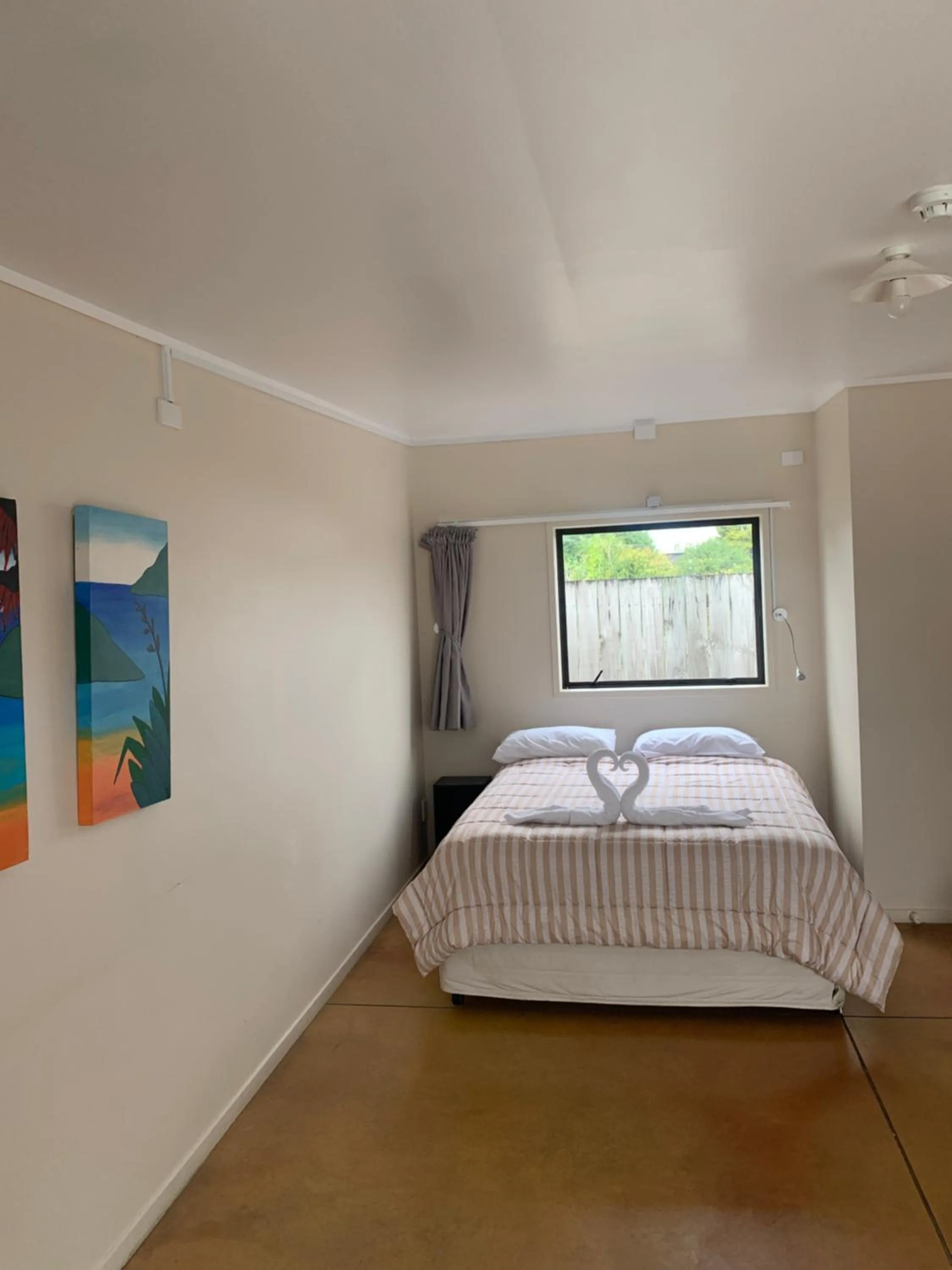 Bed in Beachcomber Lodge & Backpacker