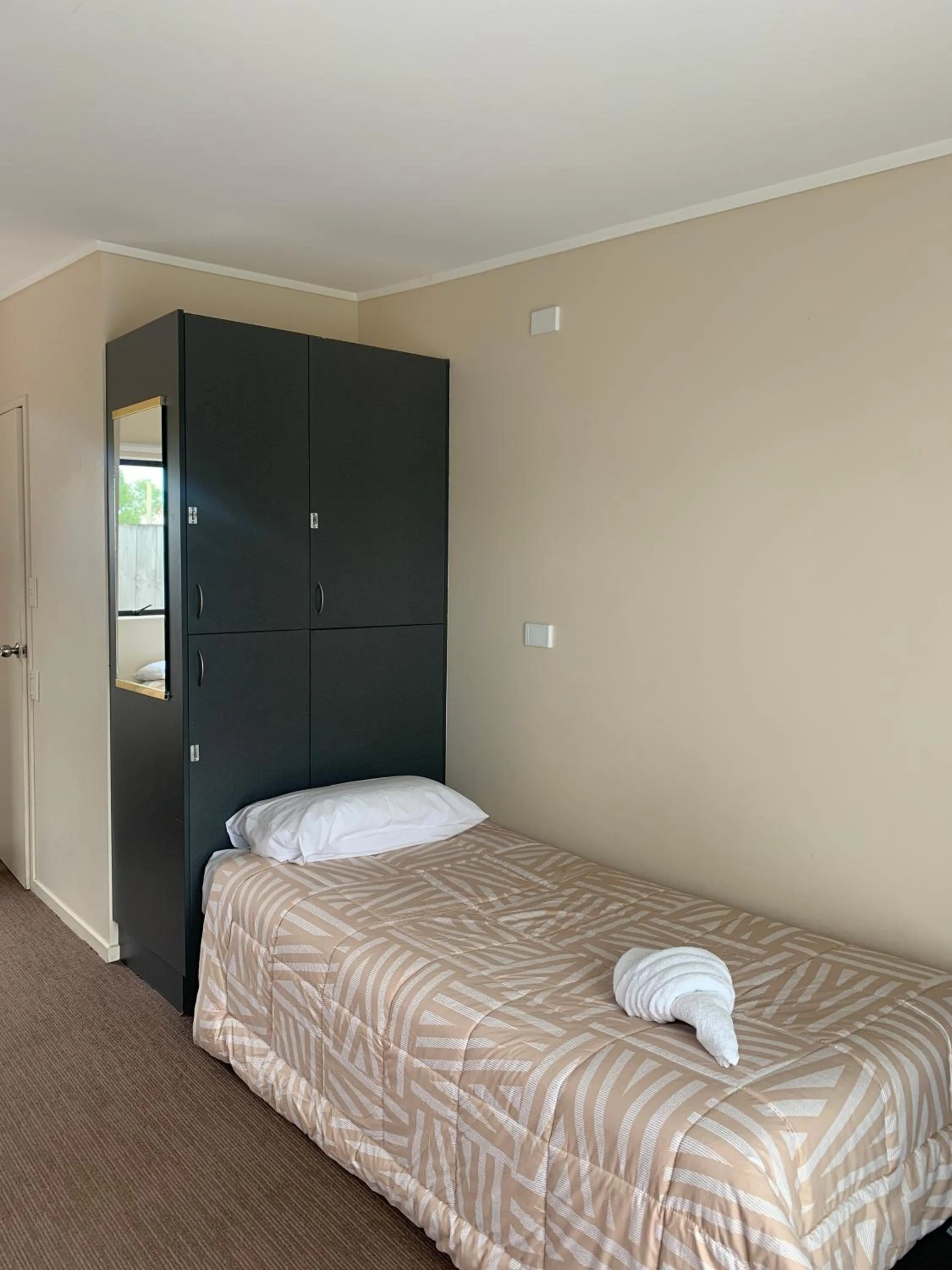 Bed in Beachcomber Lodge & Backpacker