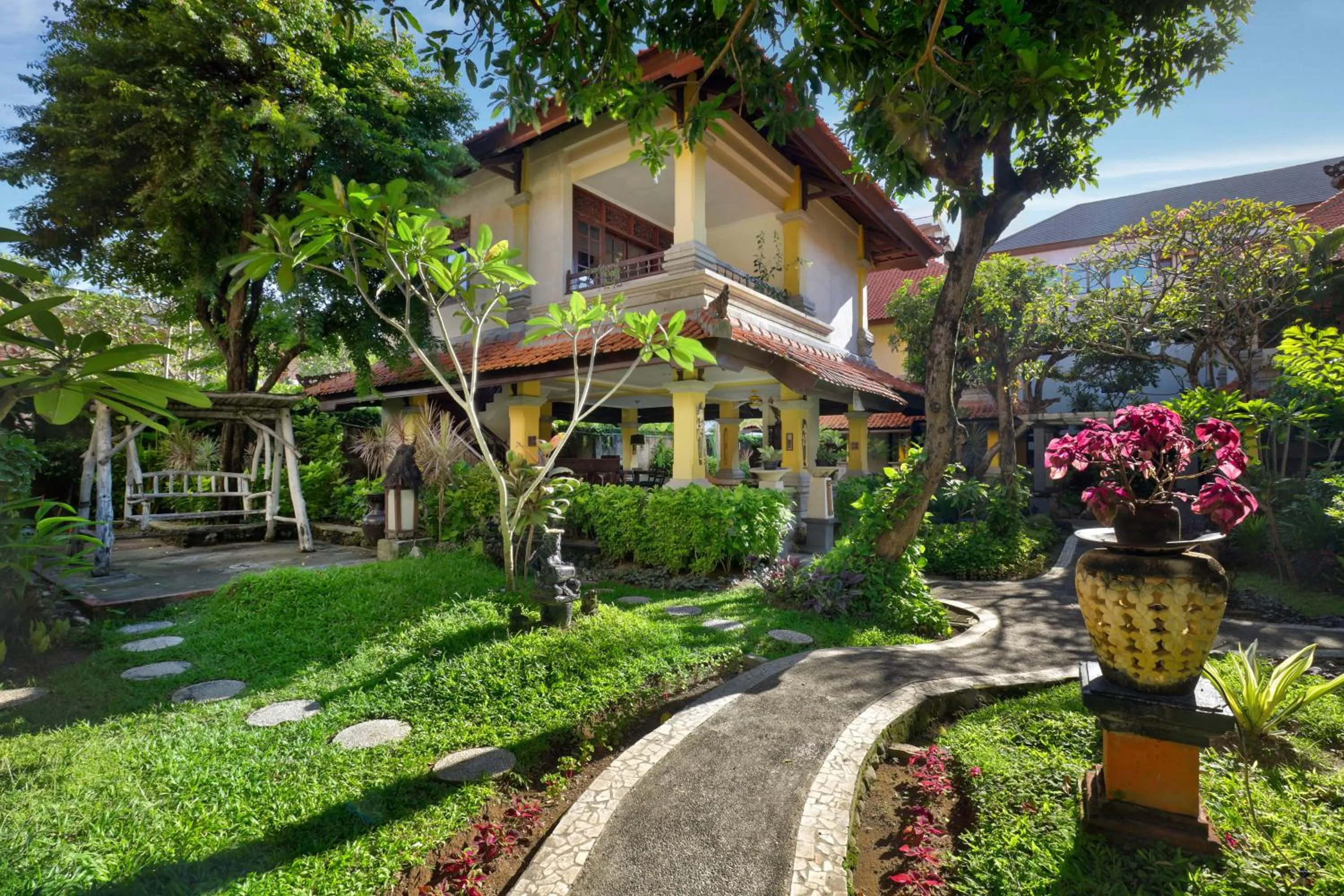 Garden in Royal Hotel and Villa Bali