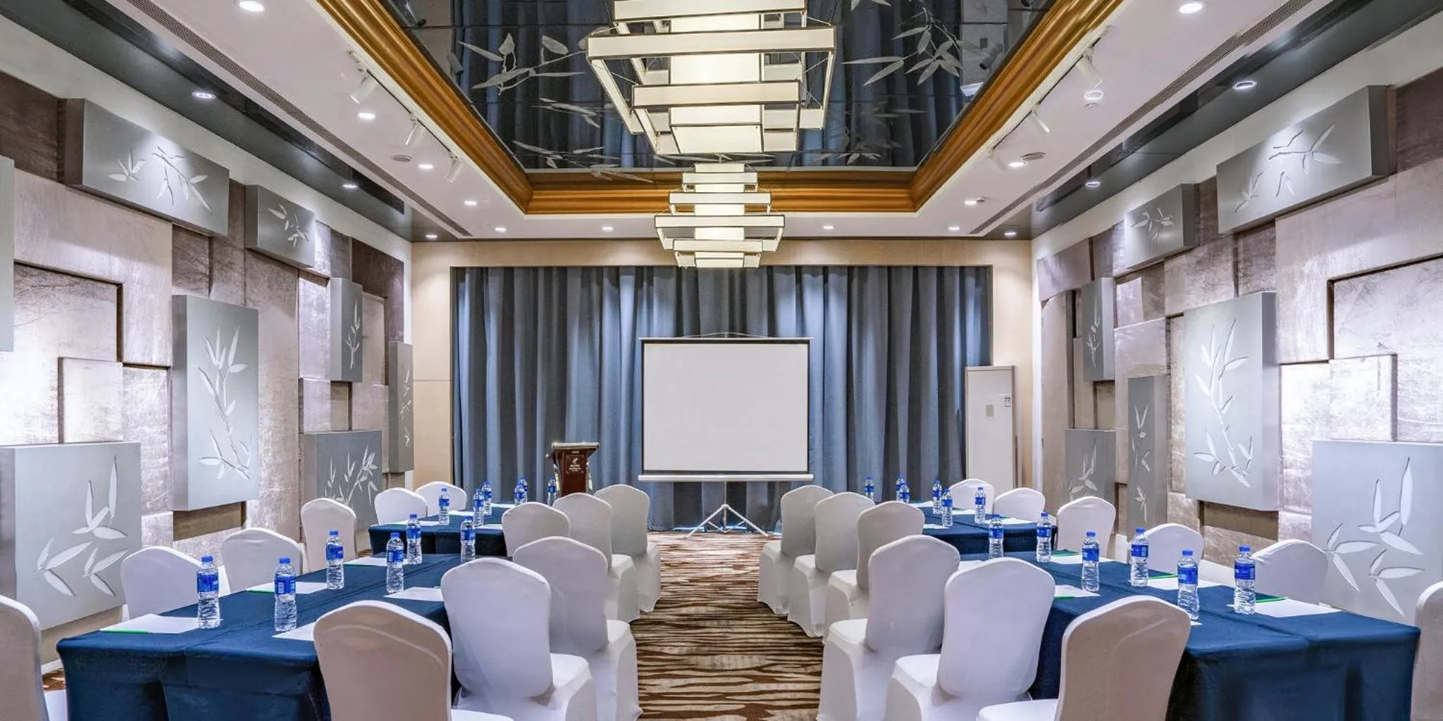 Meeting/conference room in Holiday Inn Changzhou Wujin by IHG