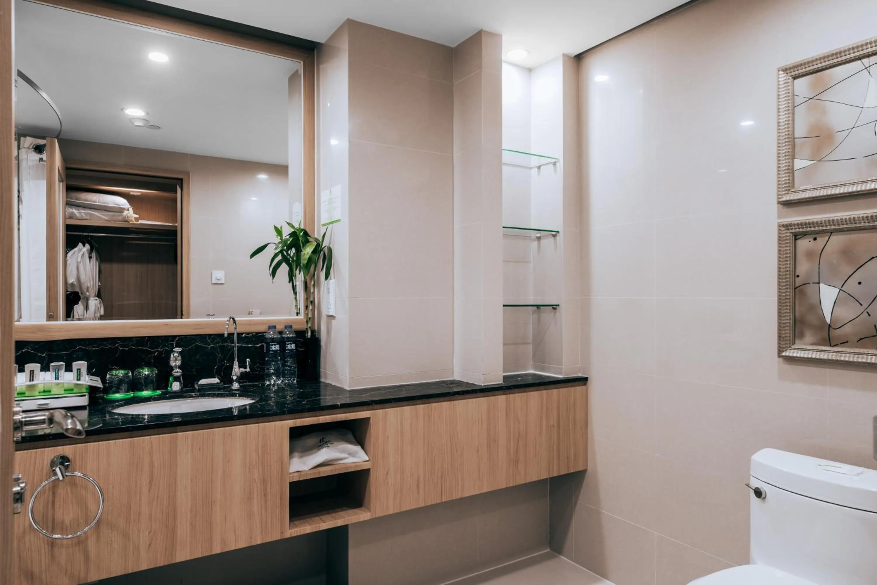 Toilet in Holiday Inn Changzhou Wujin by IHG