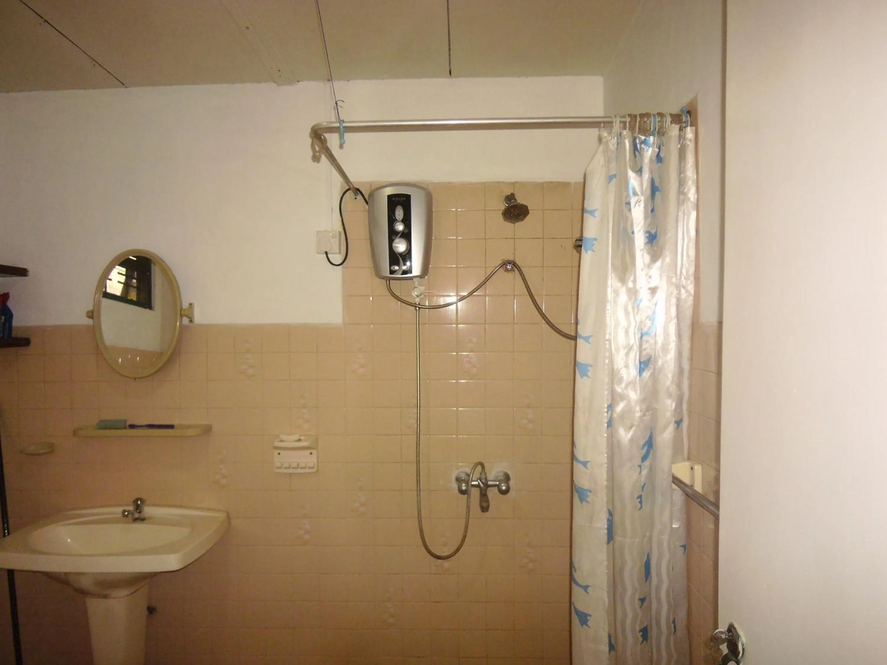 Bathroom in Mama's Hostel by Taprobane