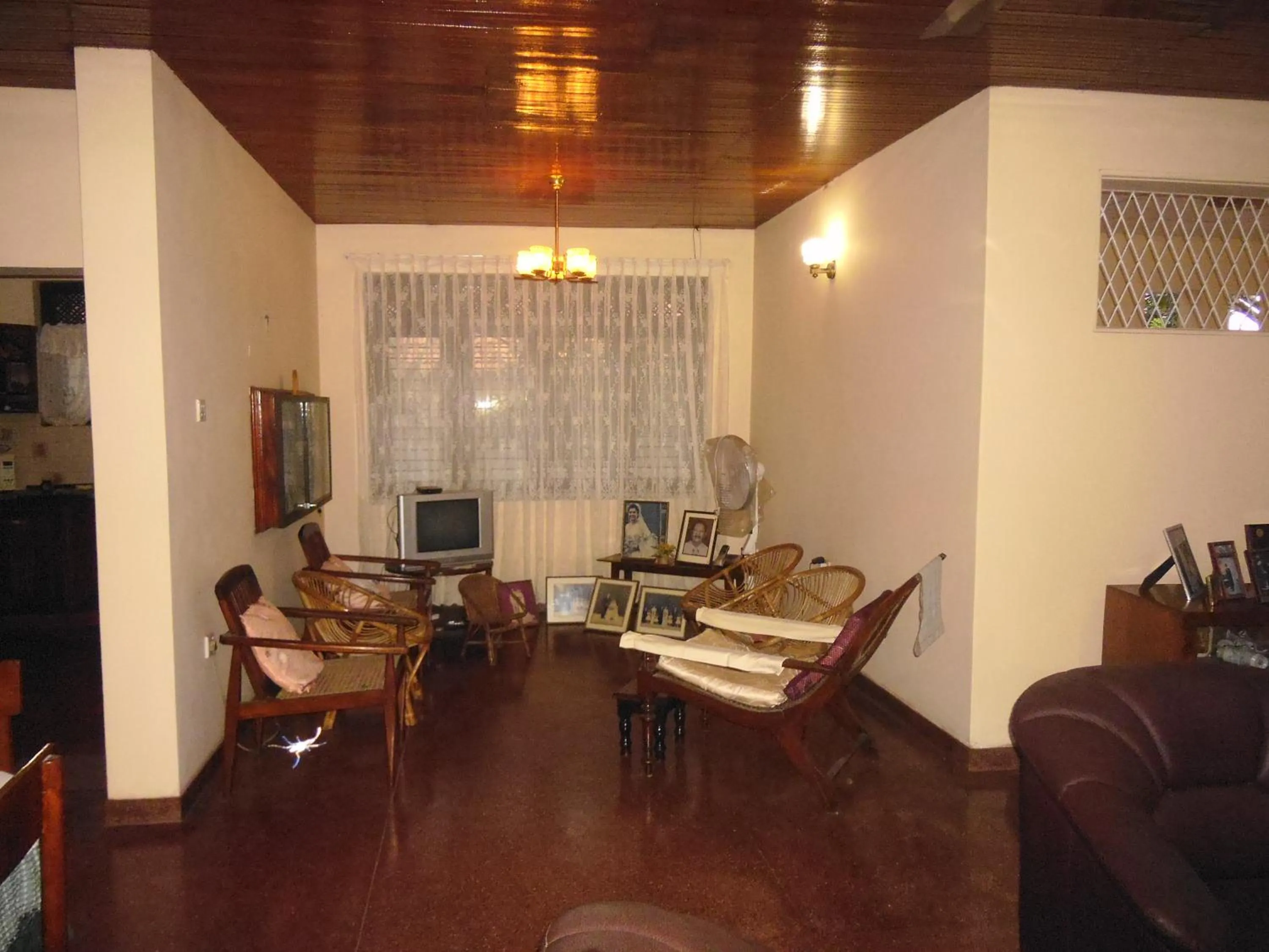Communal lounge/ TV room in Mama's Hostel by Taprobane
