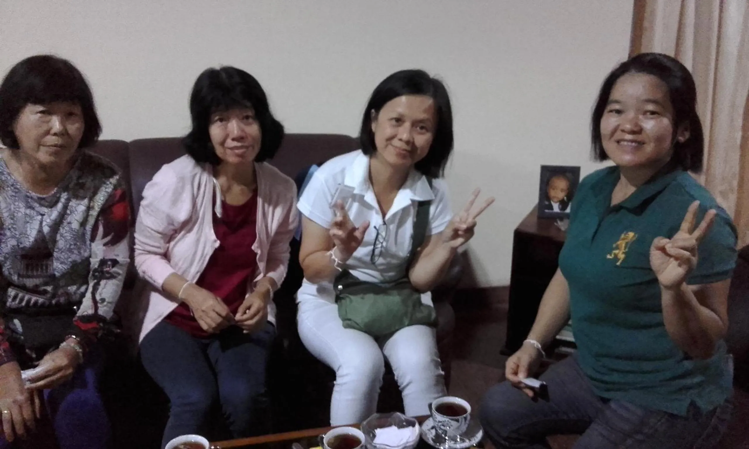 Communal lounge/ TV room in Mama's Hostel by Taprobane