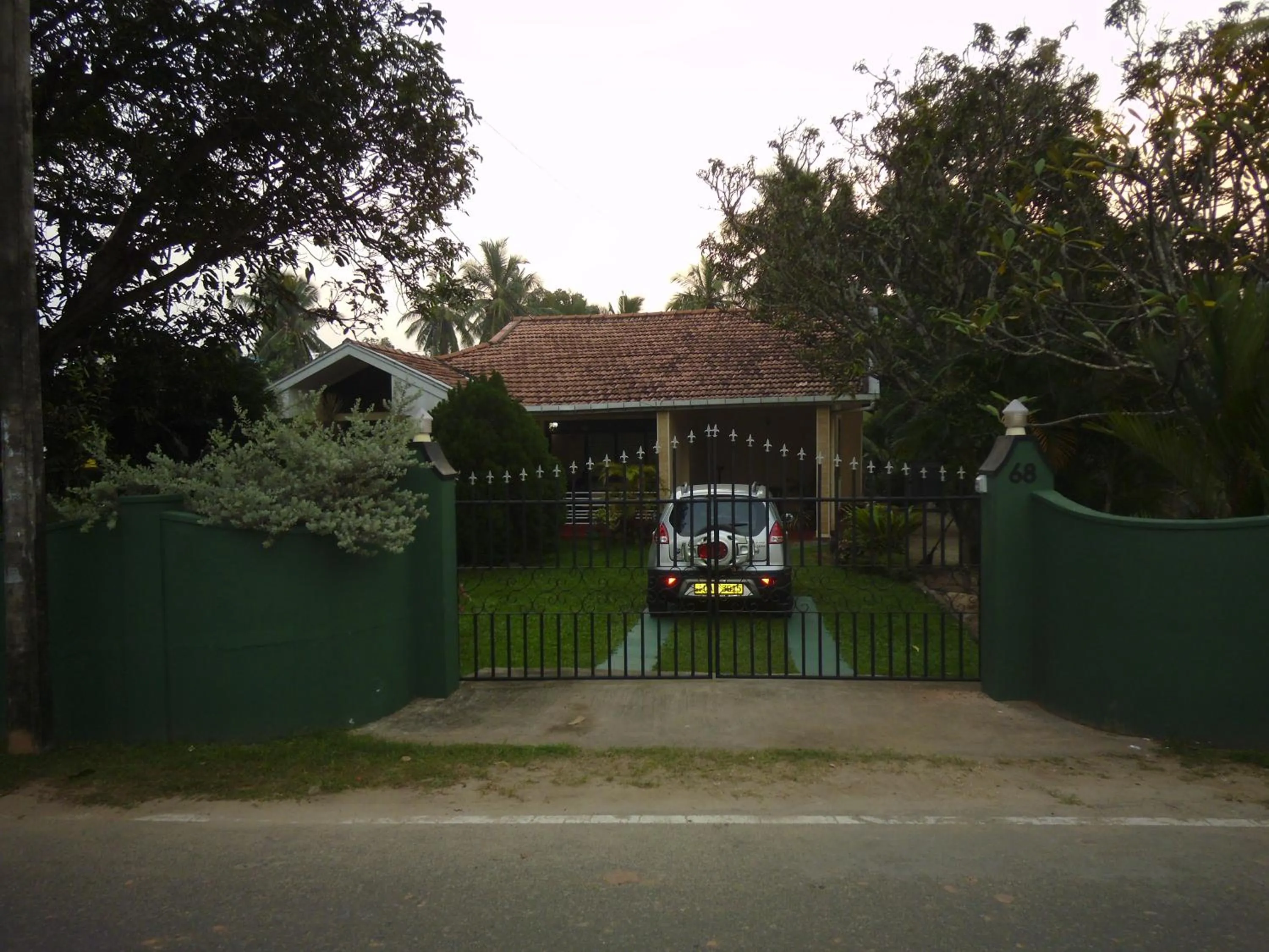 Facade/entrance in Mama's Hostel by Taprobane