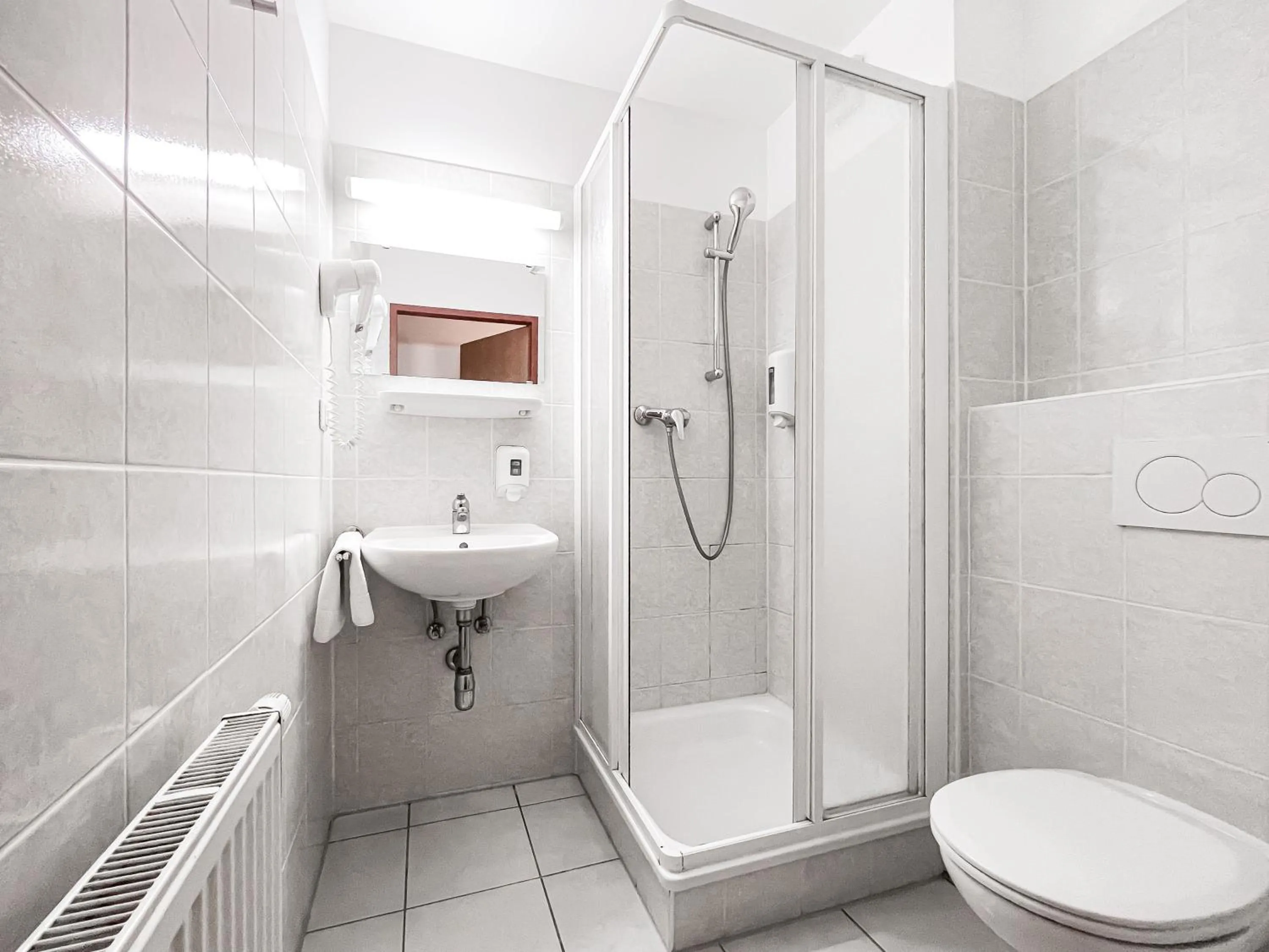 Shower in Lenas Donau Hotel