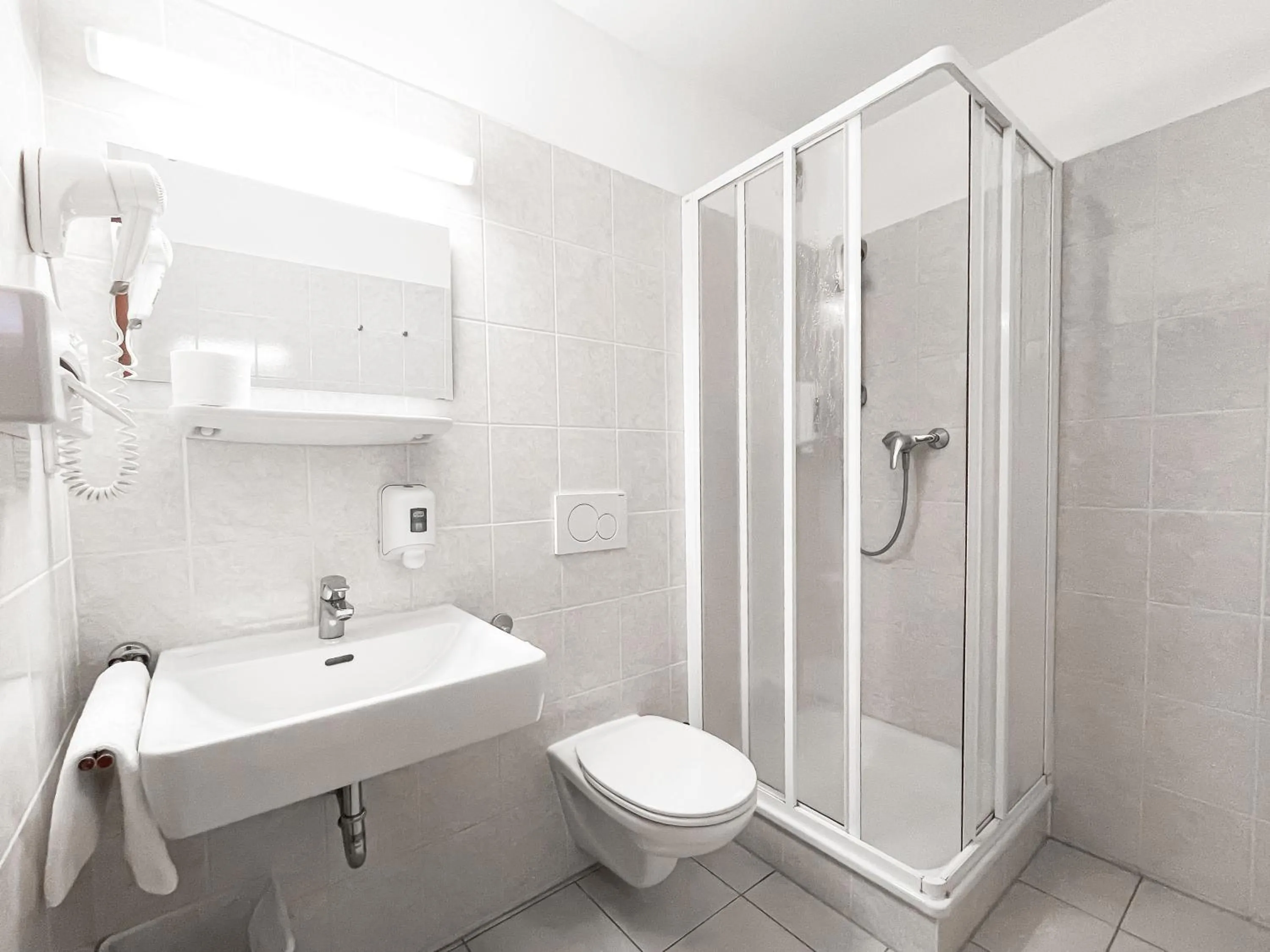 Shower in Lenas Donau Hotel