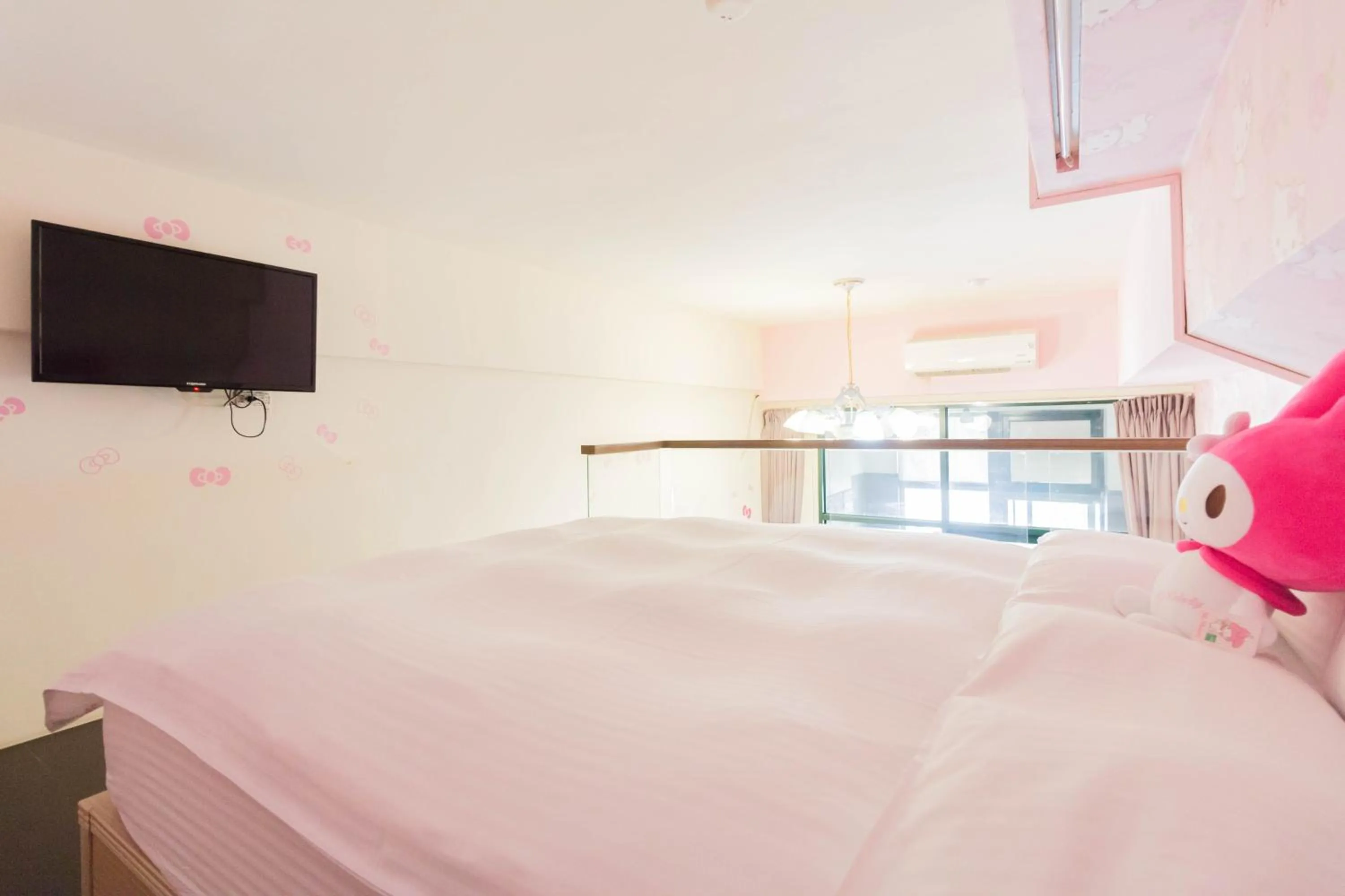 Bed in Chiuan Jia Hot Spring House