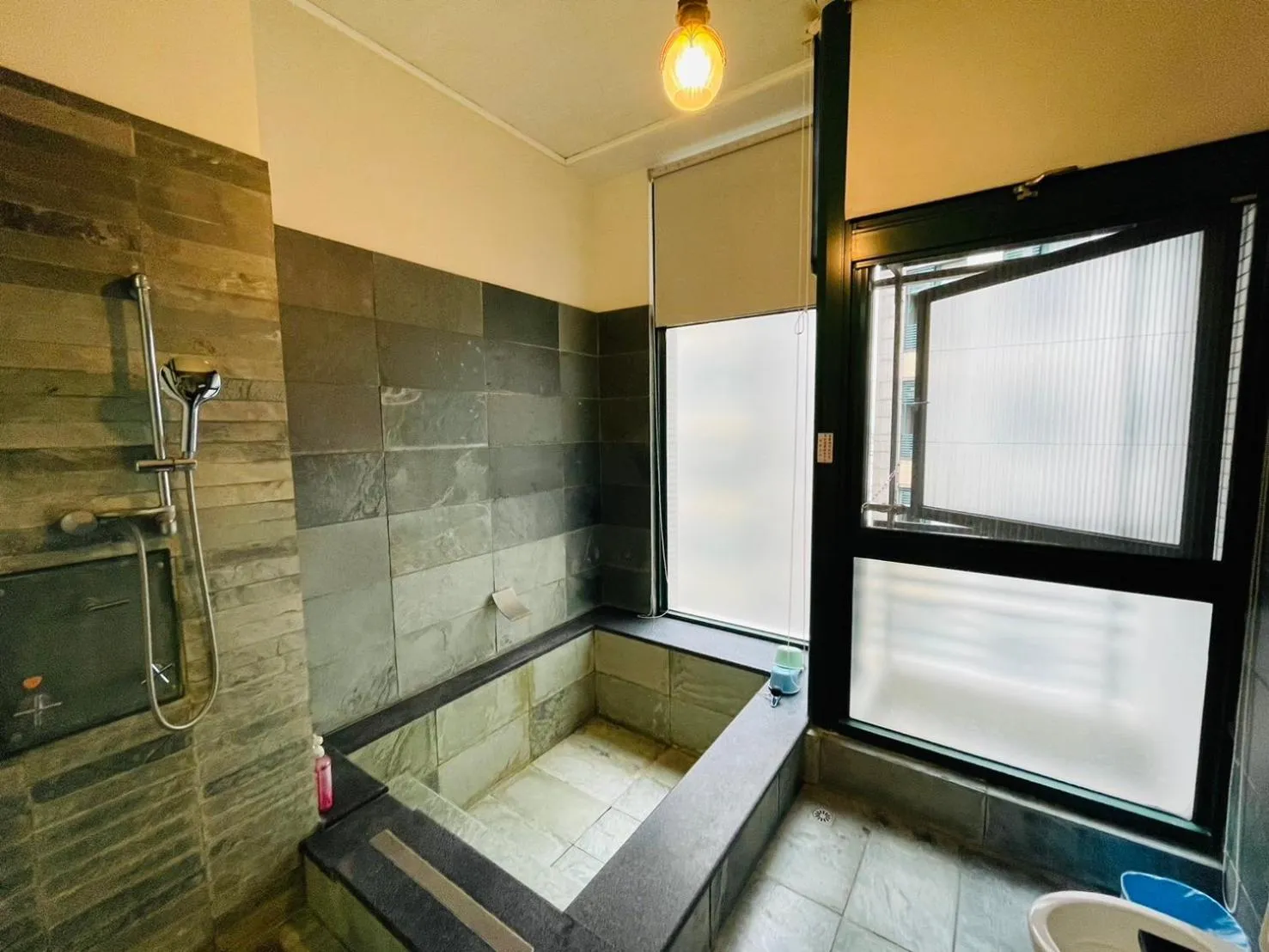 Shower, Bed in Chiuan Jia Hot Spring House