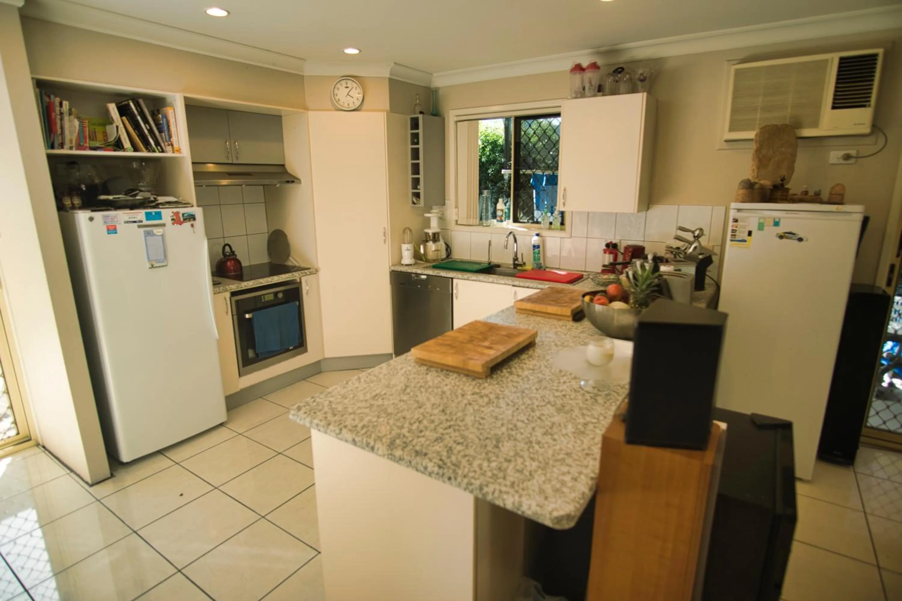 Communal kitchen in Mount Gravatt Guesthouse