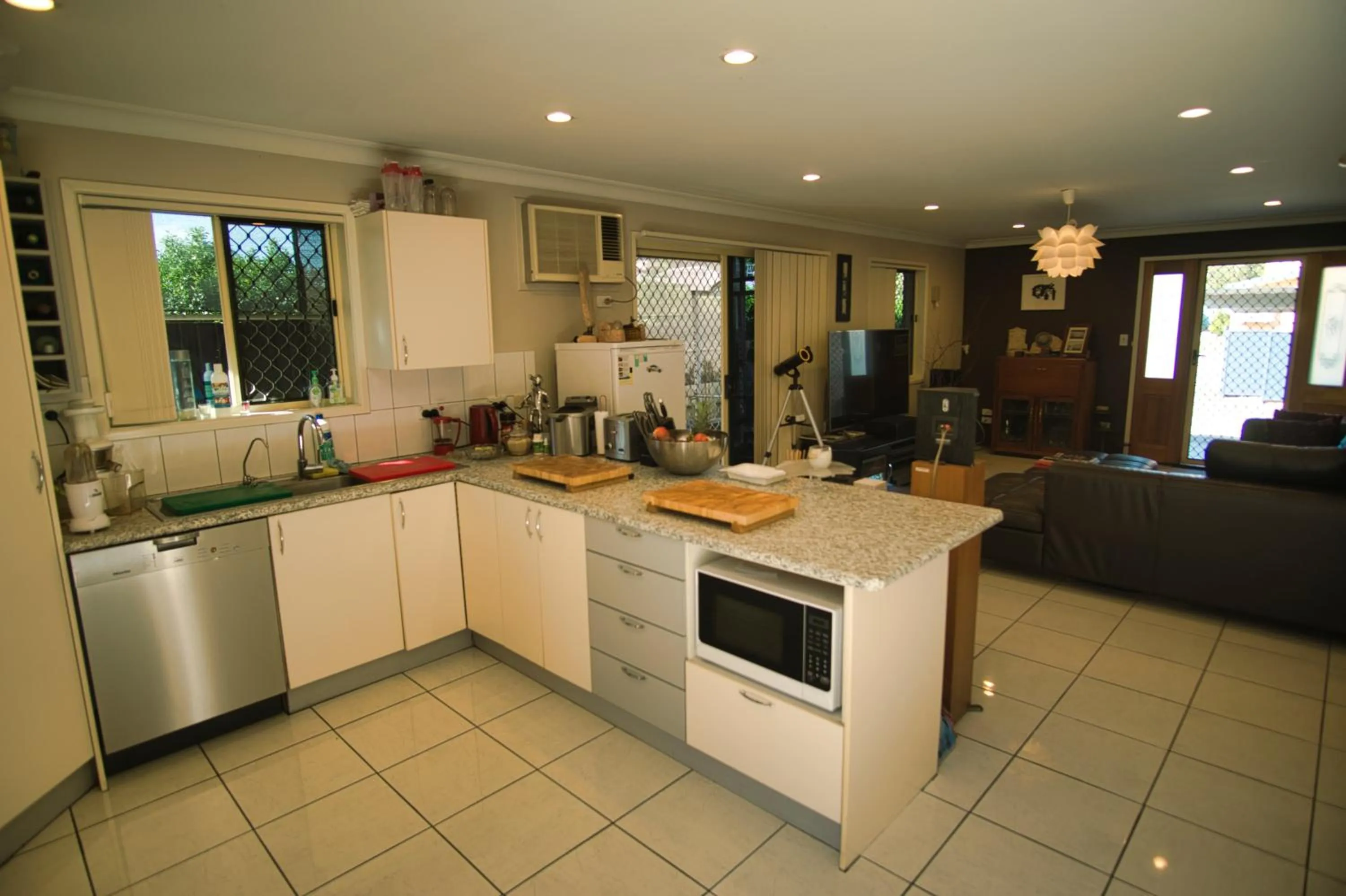 Communal kitchen in Mount Gravatt Guesthouse