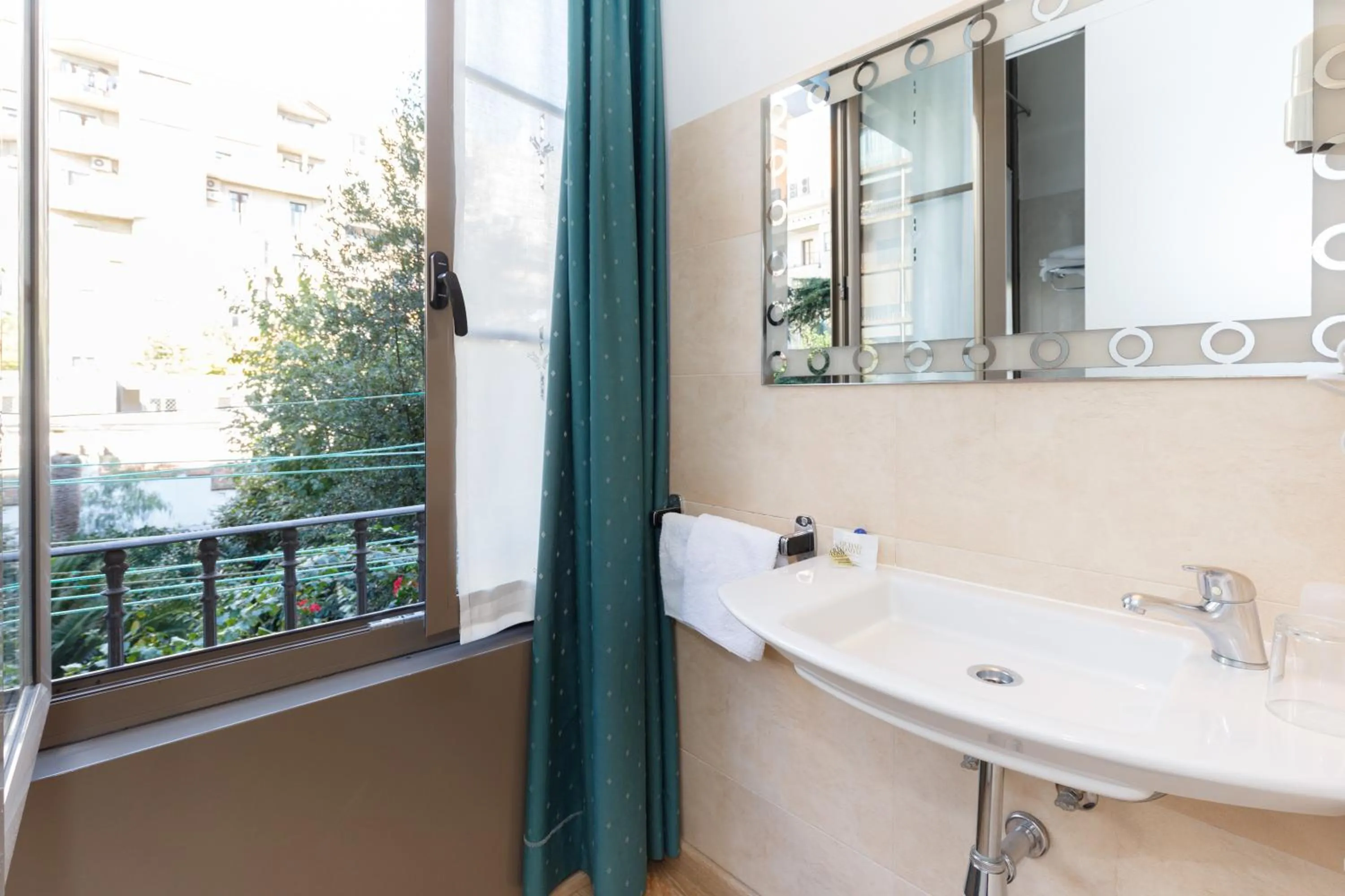 Day in Ciudad Condal Hostal - Paseo de Gracia