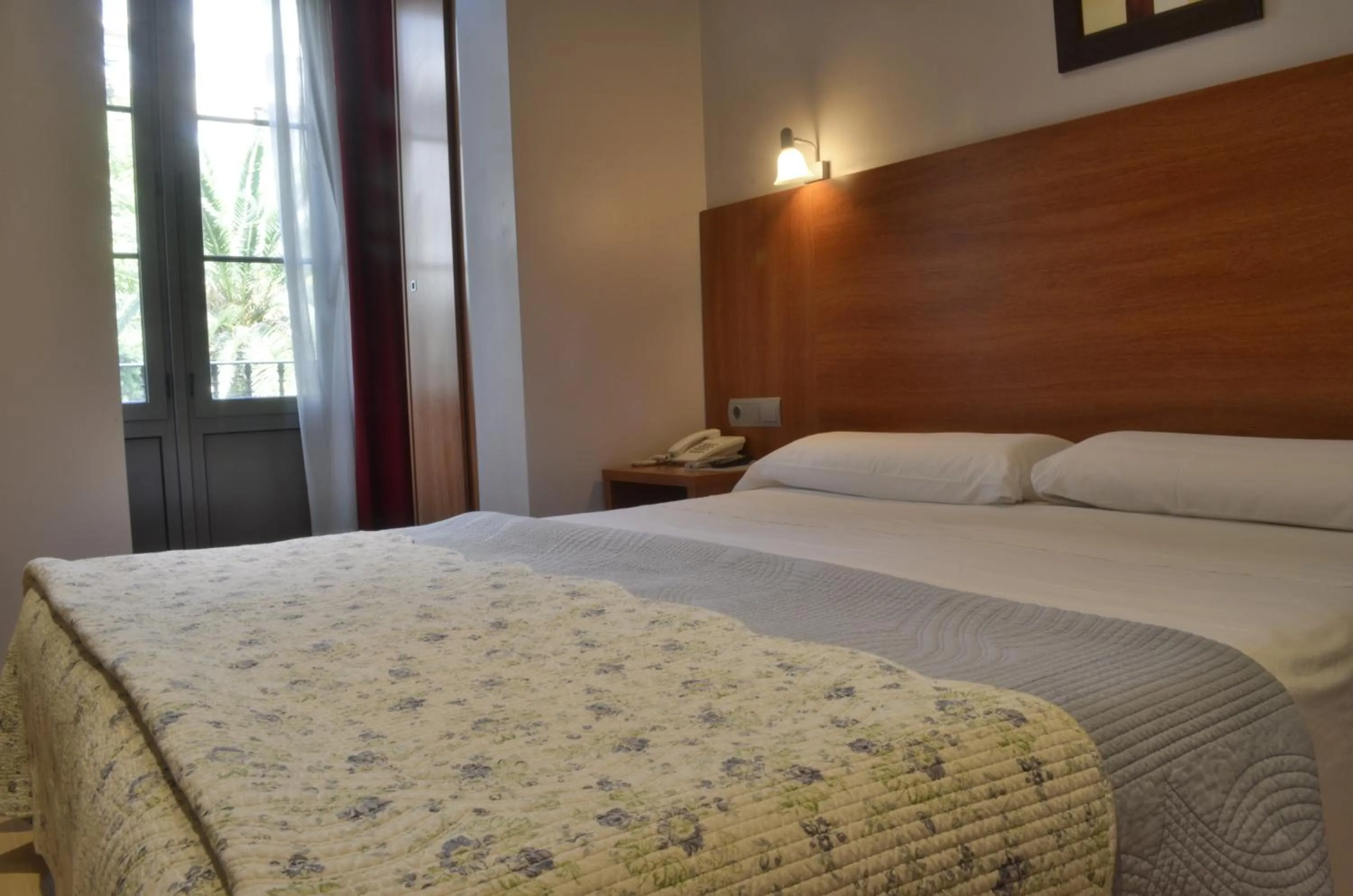Photo of the whole room, Bed in Ciudad Condal Hostal - Paseo de Gracia