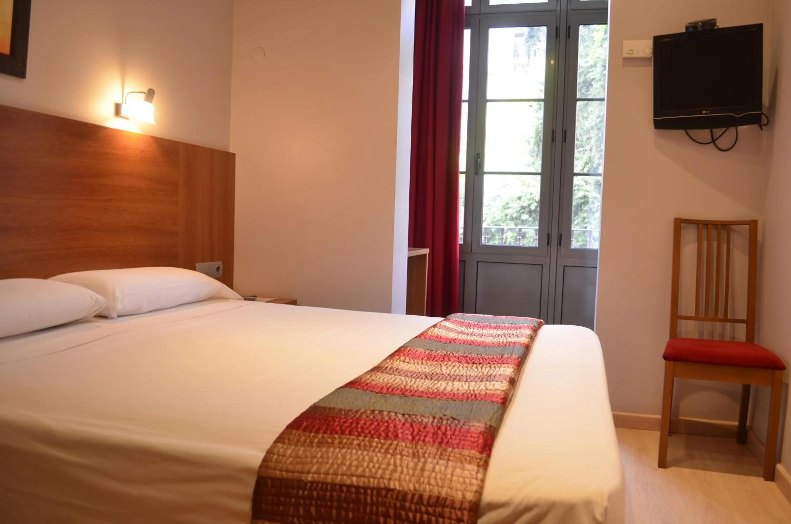 Photo of the whole room, Bed in Ciudad Condal Hostal - Paseo de Gracia