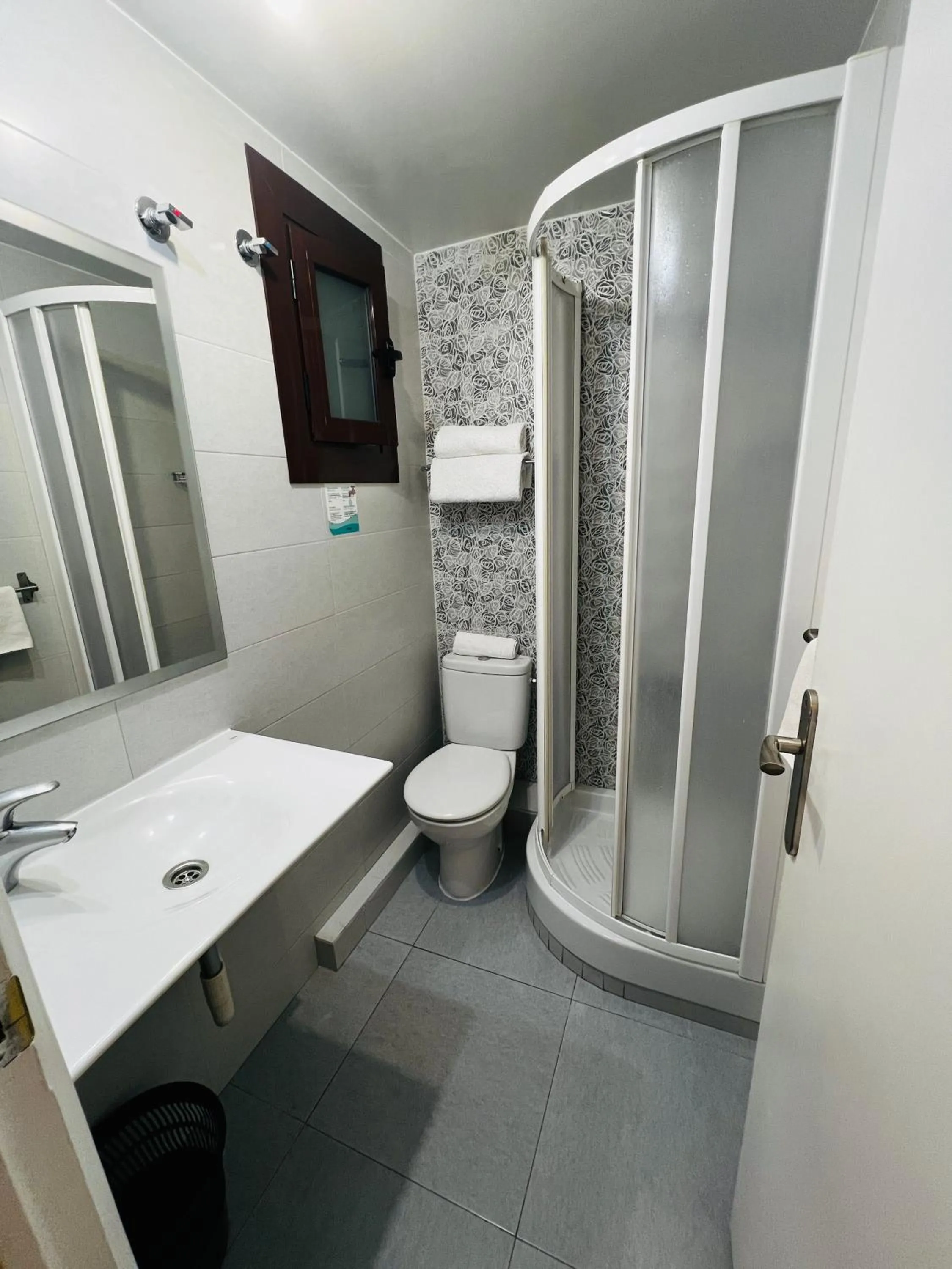 Bathroom in Ciudad Condal Hostal - Paseo de Gracia