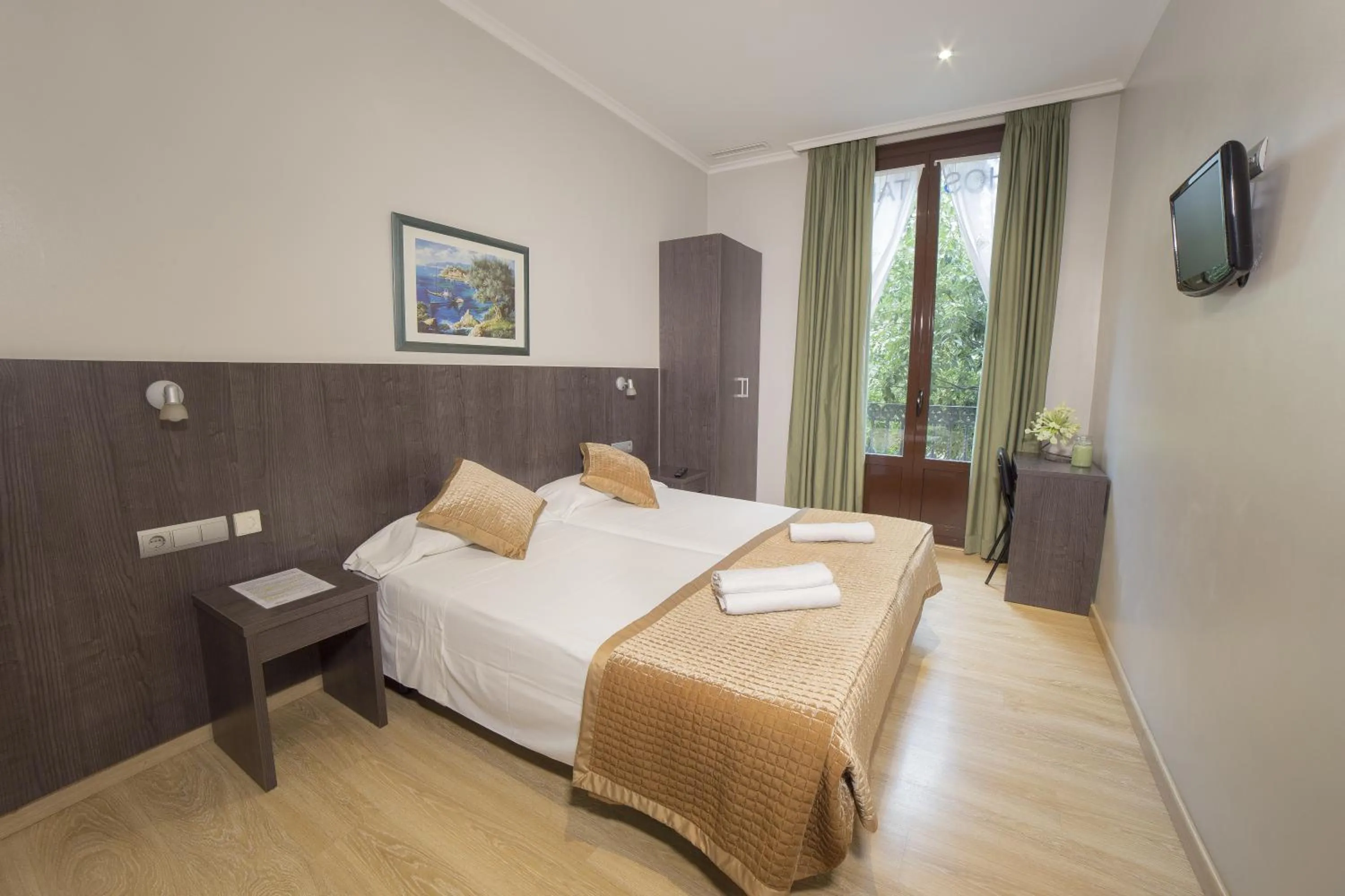 Photo of the whole room, Bed in Ciudad Condal Hostal - Paseo de Gracia