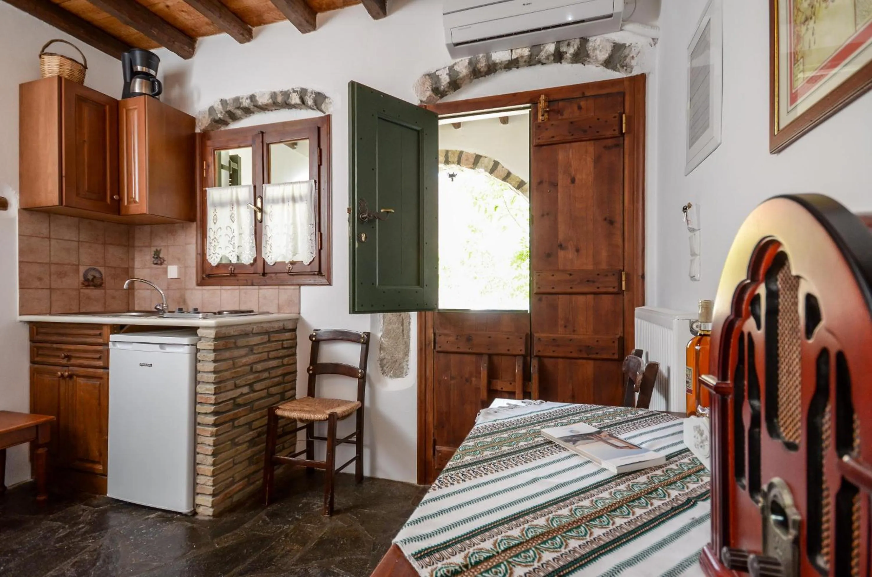 Kitchen or kitchenette, Bed in Naxos Filoxenia Hotel