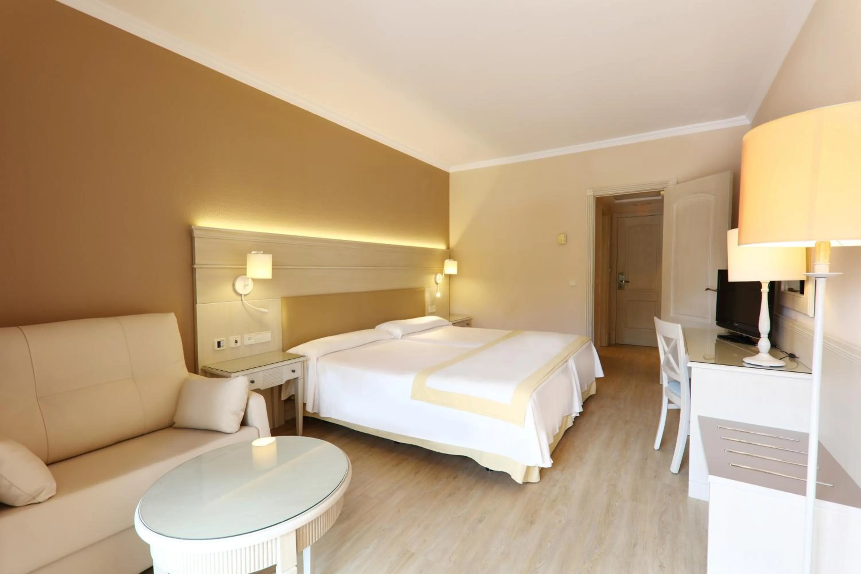 Photo of the whole room, Bed in Iberostar Waves Málaga Playa