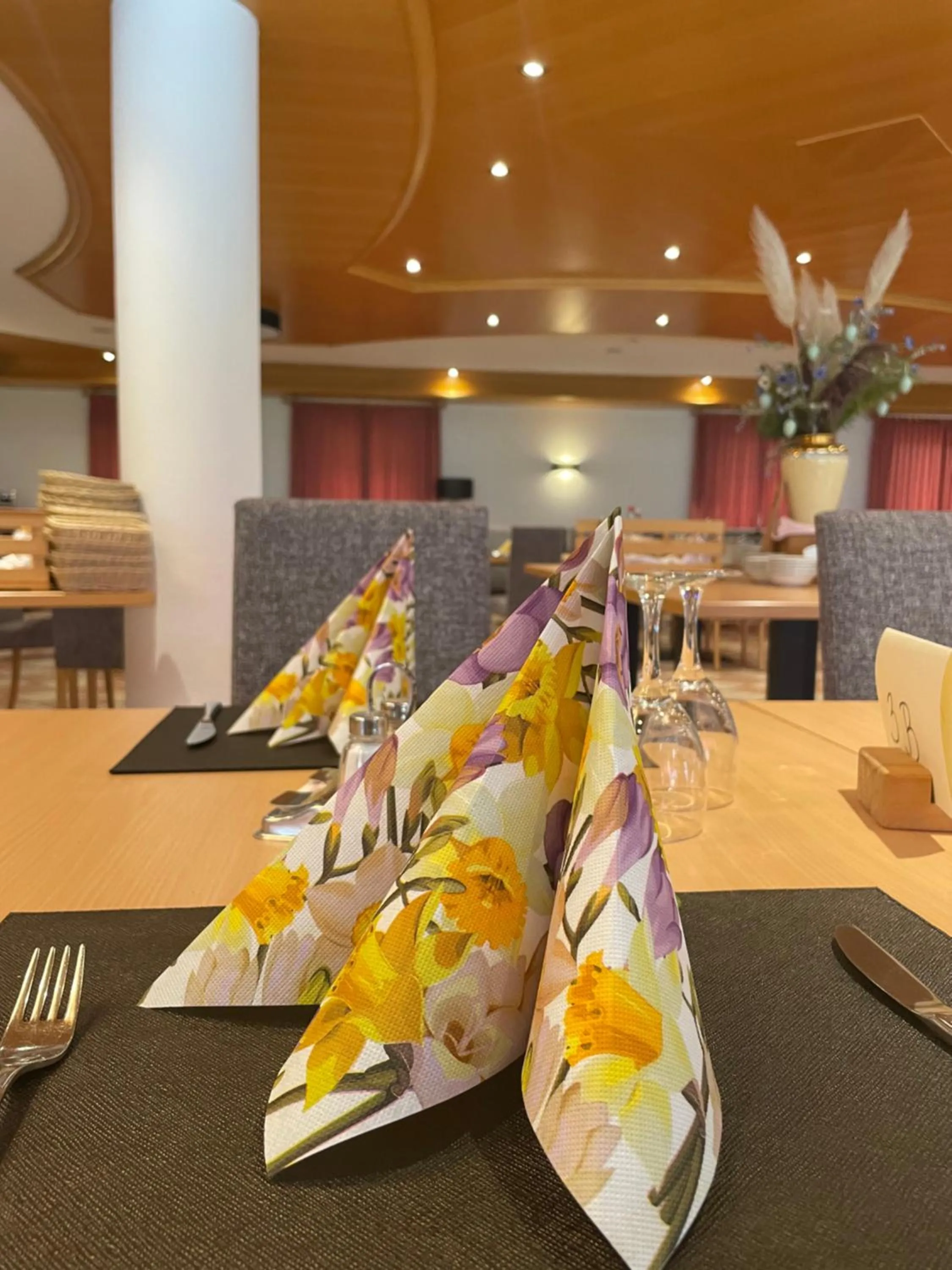 Restaurant/places to eat in Hotel Larch