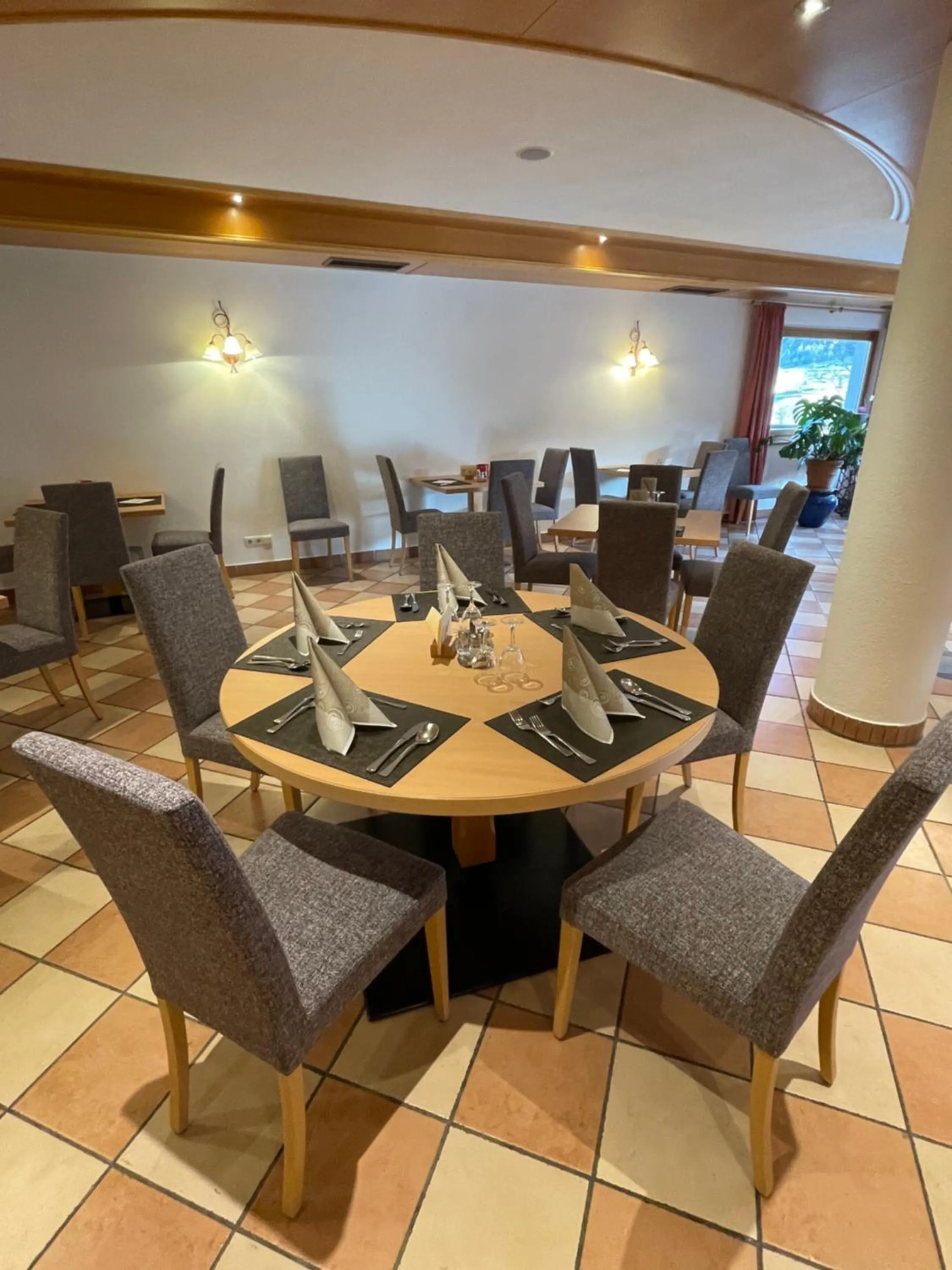 Restaurant/places to eat in Hotel Larch