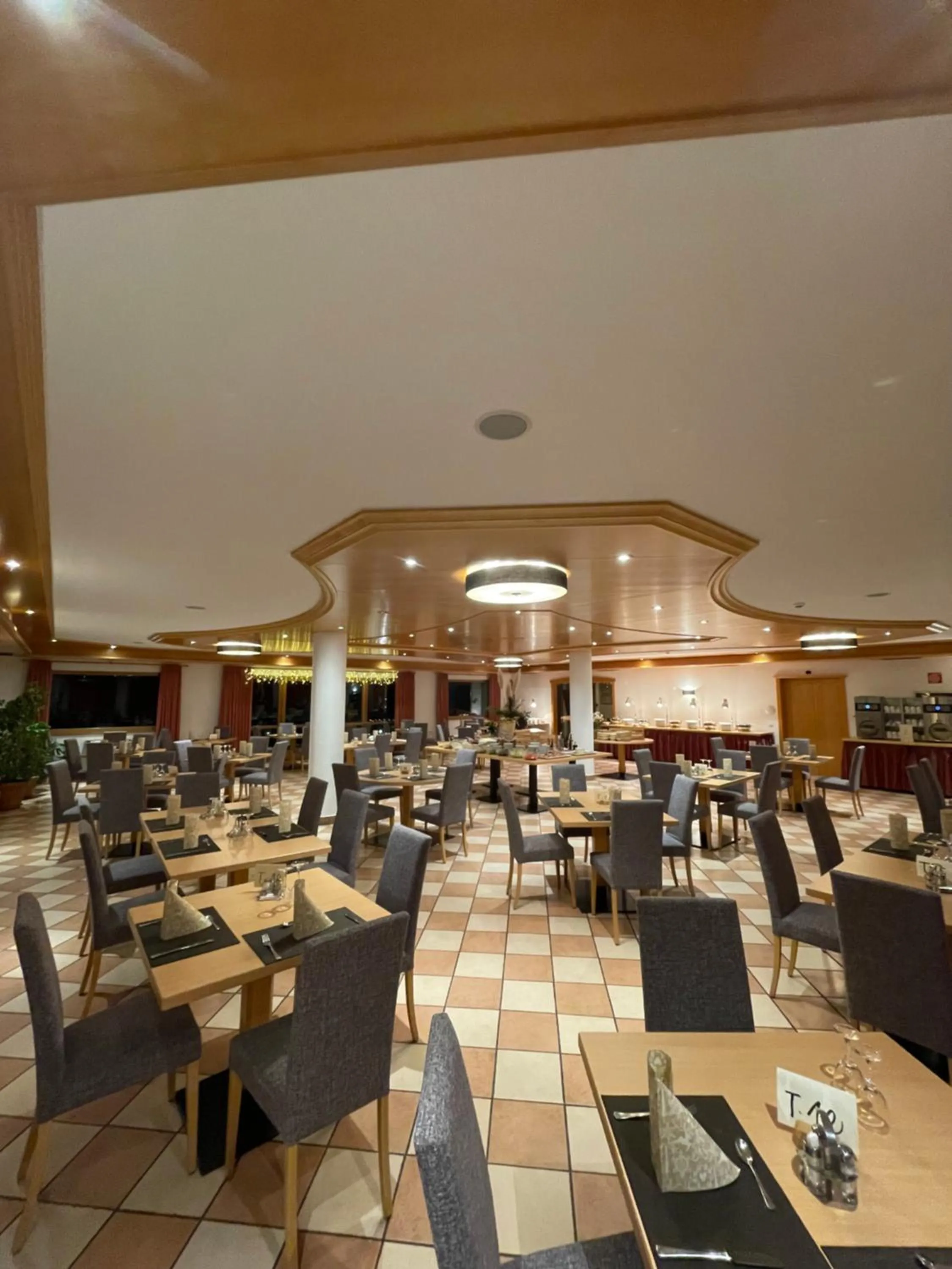 Restaurant/places to eat in Hotel Larch