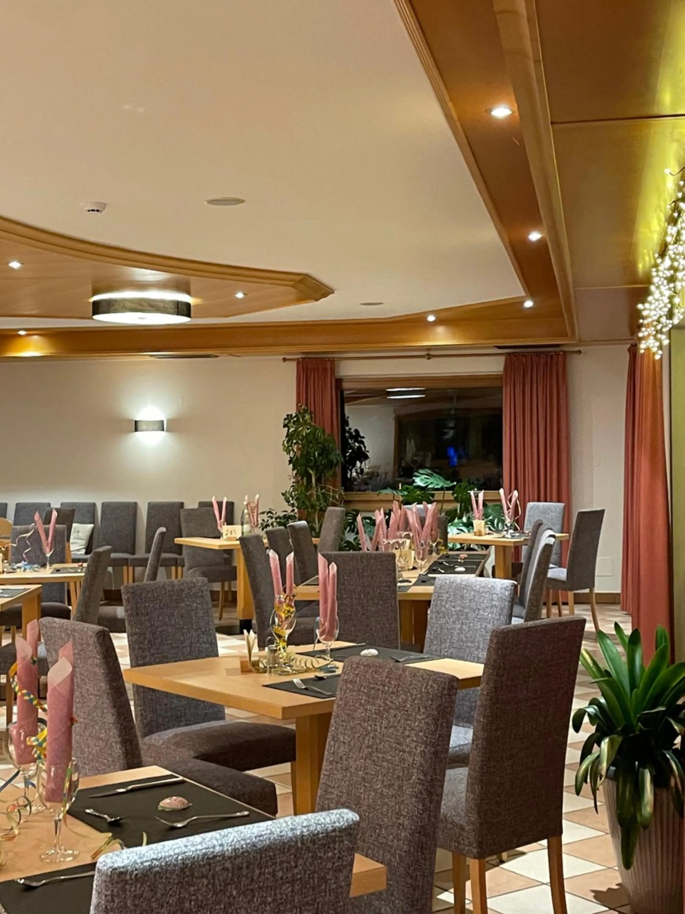 Restaurant/places to eat in Hotel Larch