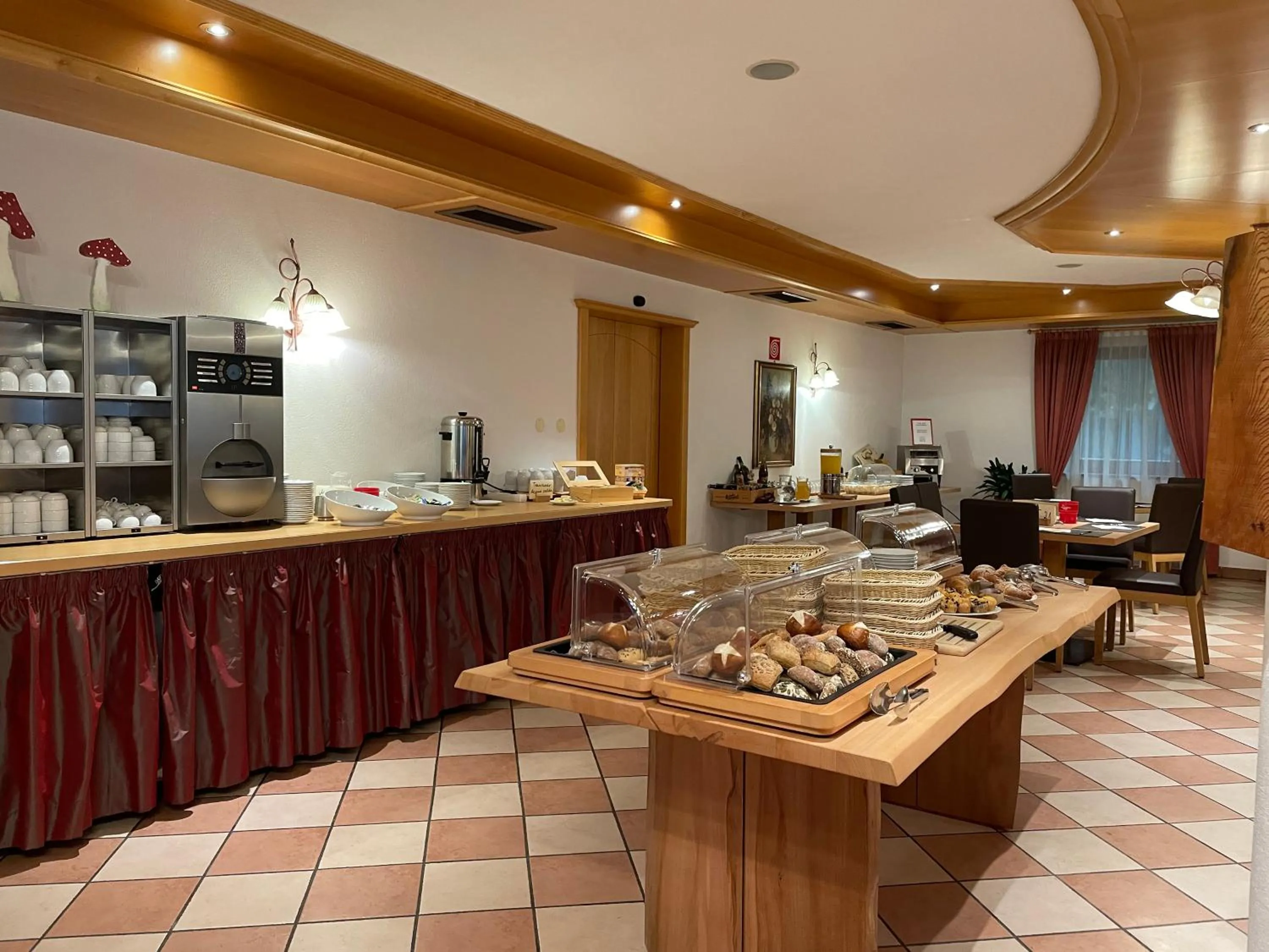 Restaurant/places to eat in Hotel Larch