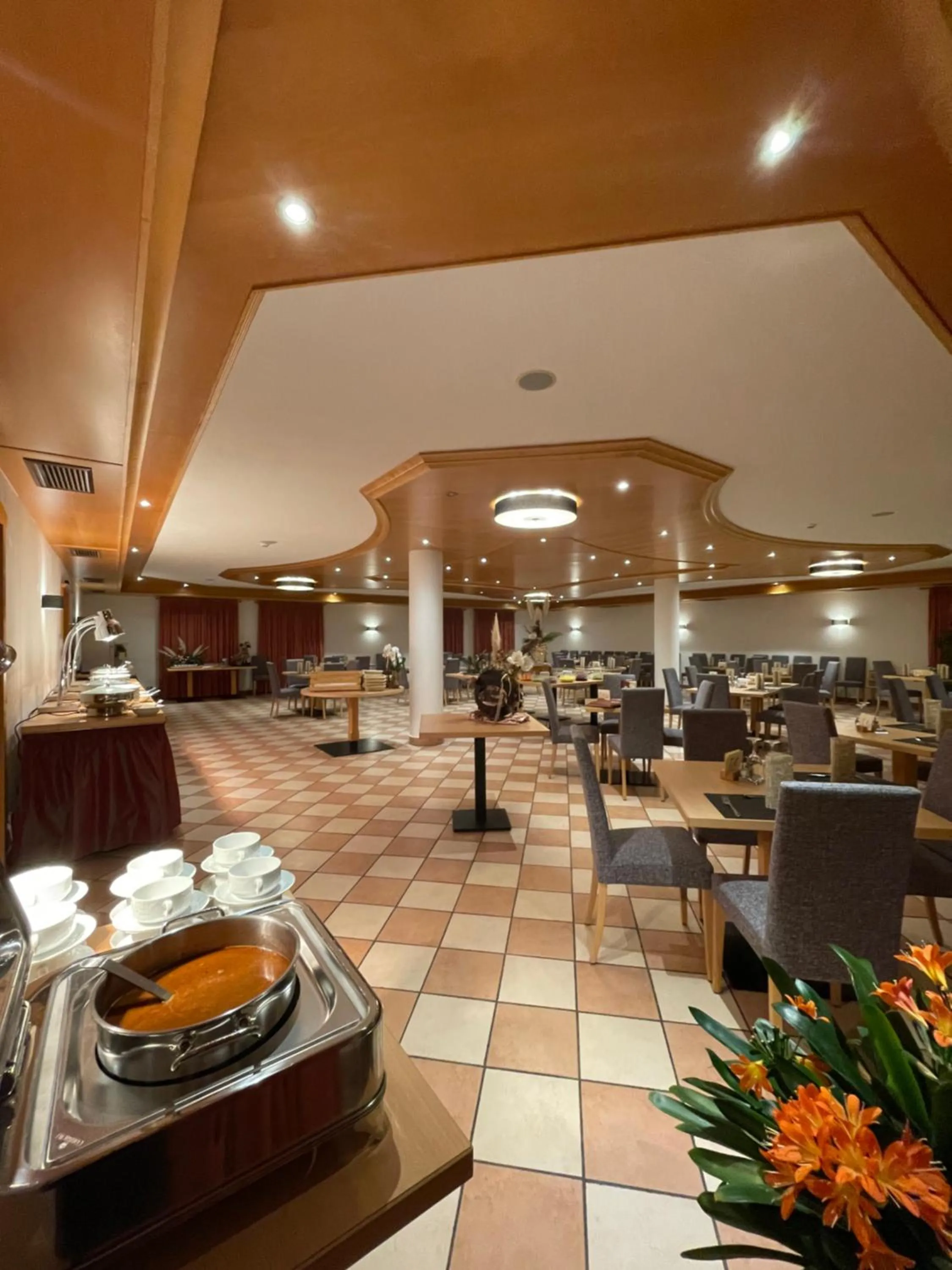 Restaurant/places to eat in Hotel Larch