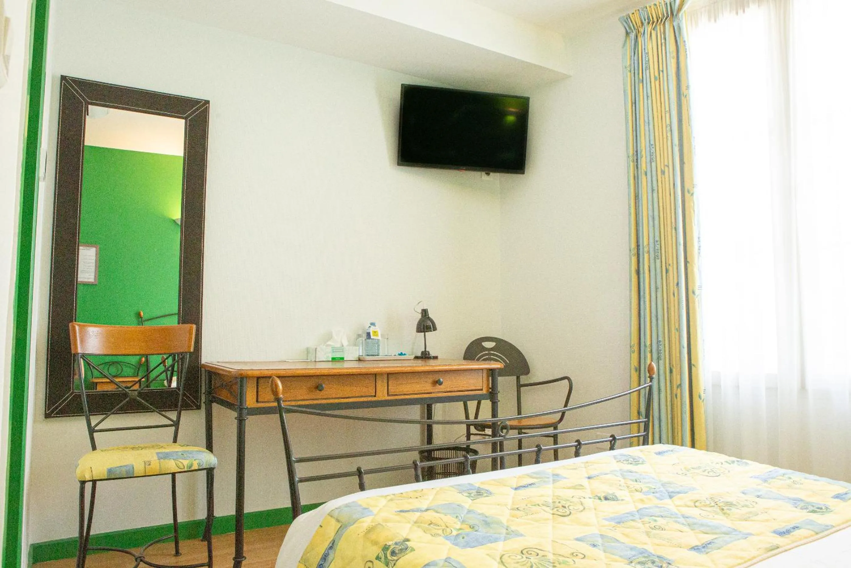 Bed in Logis Hotels - Le relais des deux vallées - Hôtel et restaurant