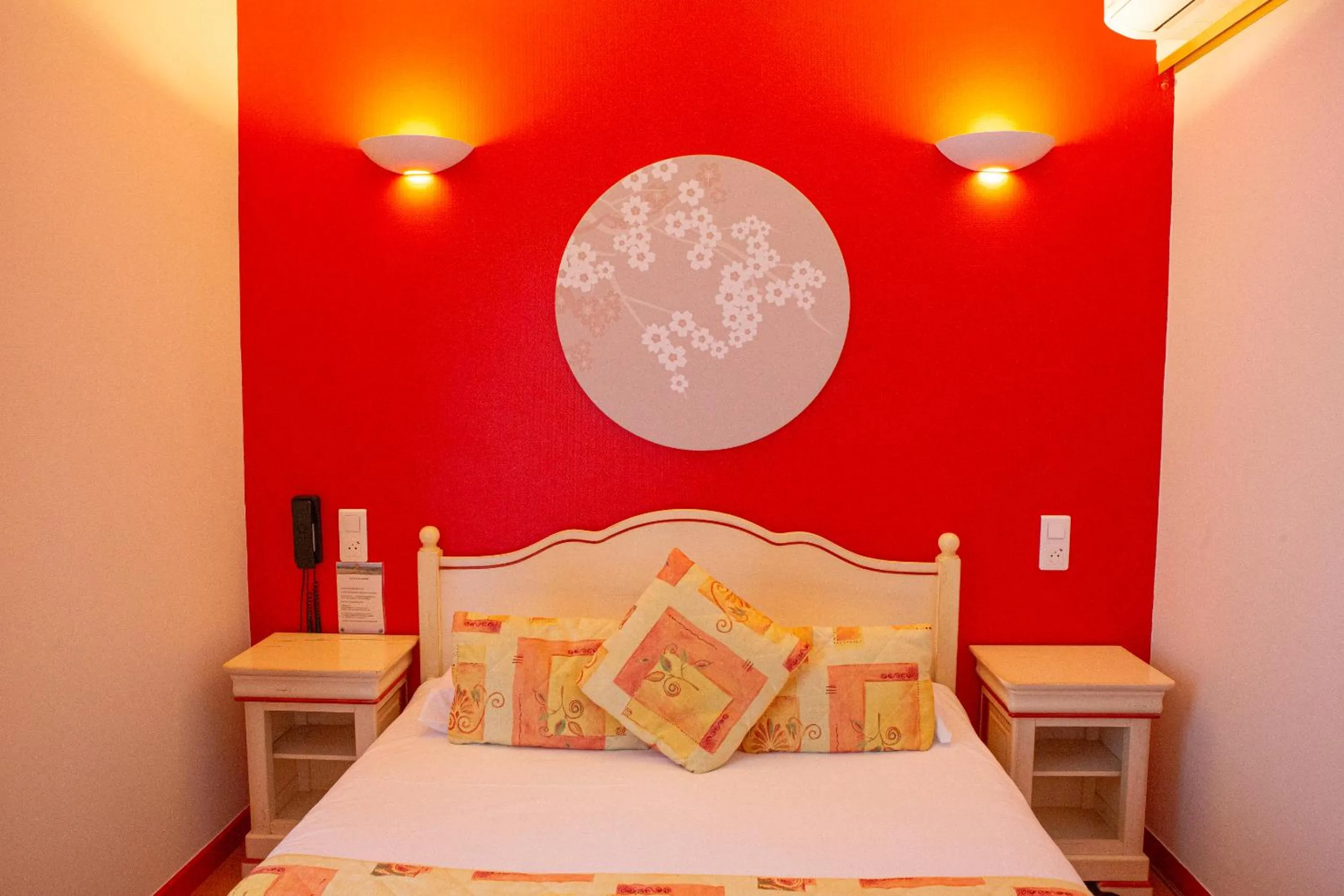 Bed in Logis Hotels - Le relais des deux vallées - Hôtel et restaurant