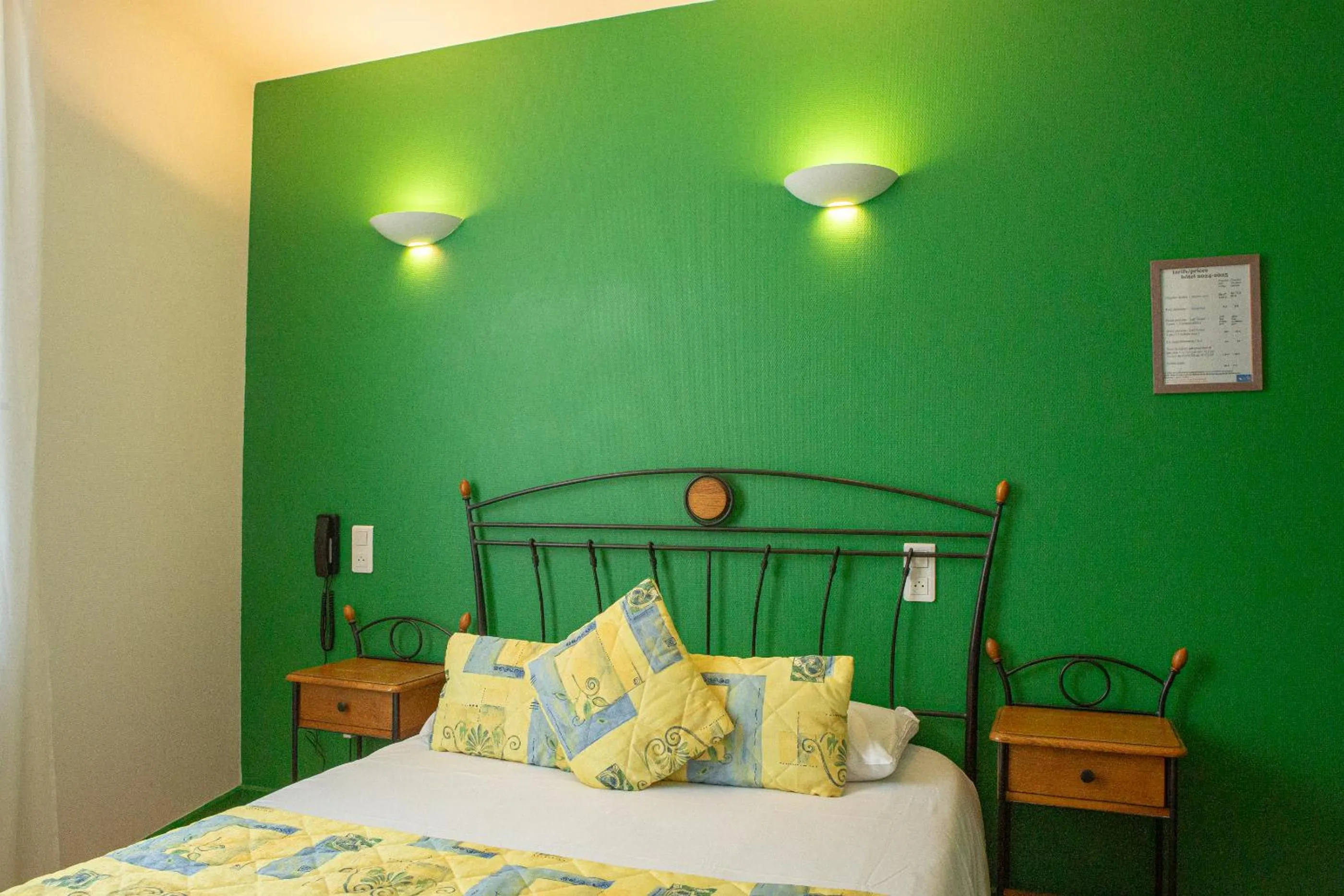 Bed in Logis Hotels - Le relais des deux vallées - Hôtel et restaurant