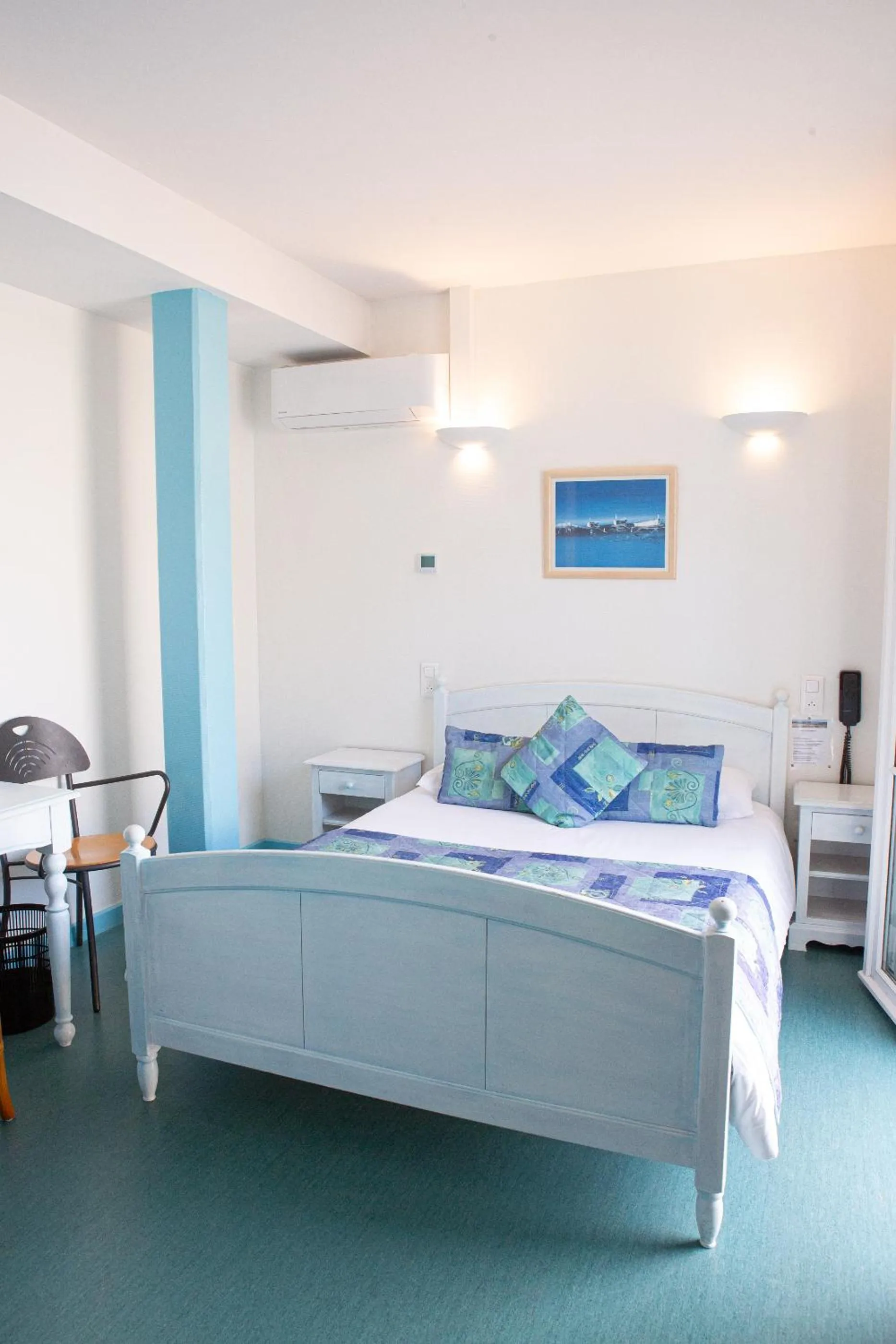 Bed in Logis Hotels - Le relais des deux vallées - Hôtel et restaurant