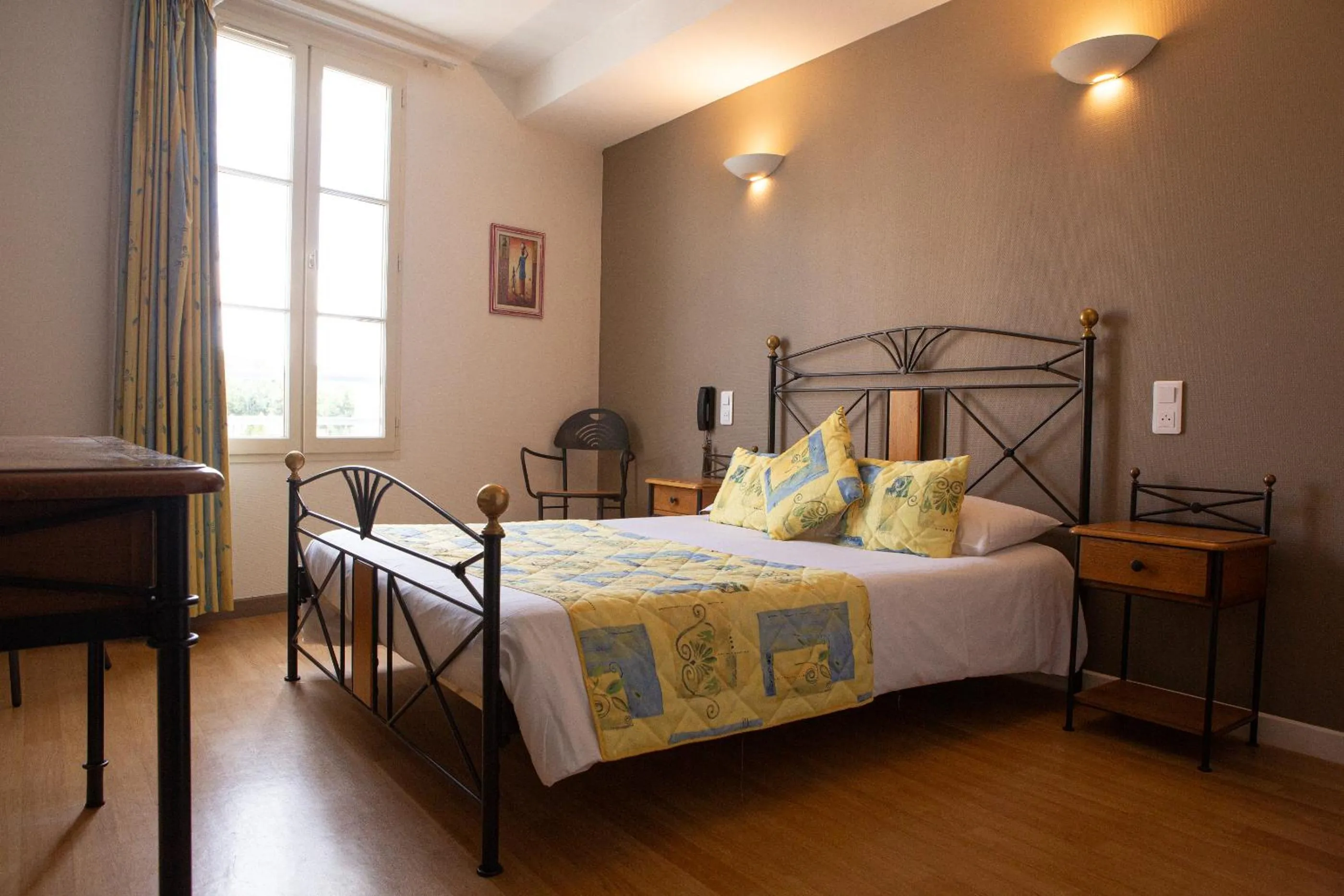 Bed in Logis Hotels - Le relais des deux vallées - Hôtel et restaurant