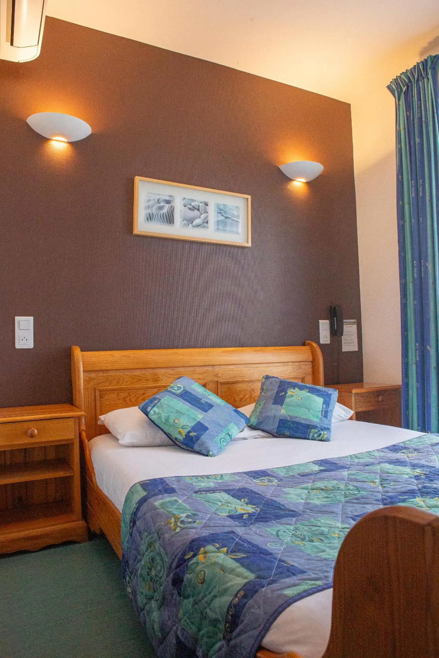 Bed in Logis Hotels - Le relais des deux vallées - Hôtel et restaurant