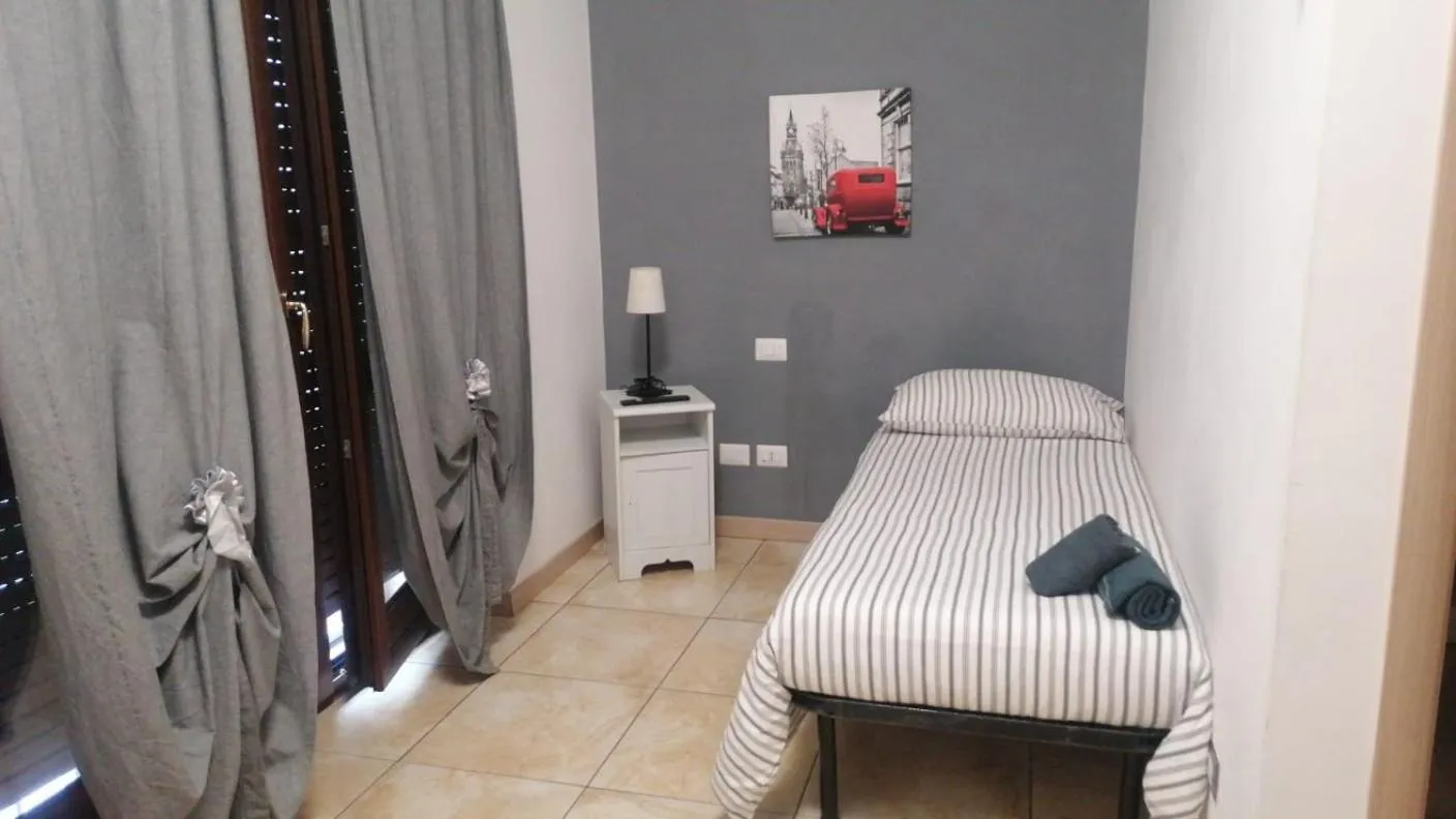 Shower, Bed in Marco E Laura Affittacamere al Vaticano