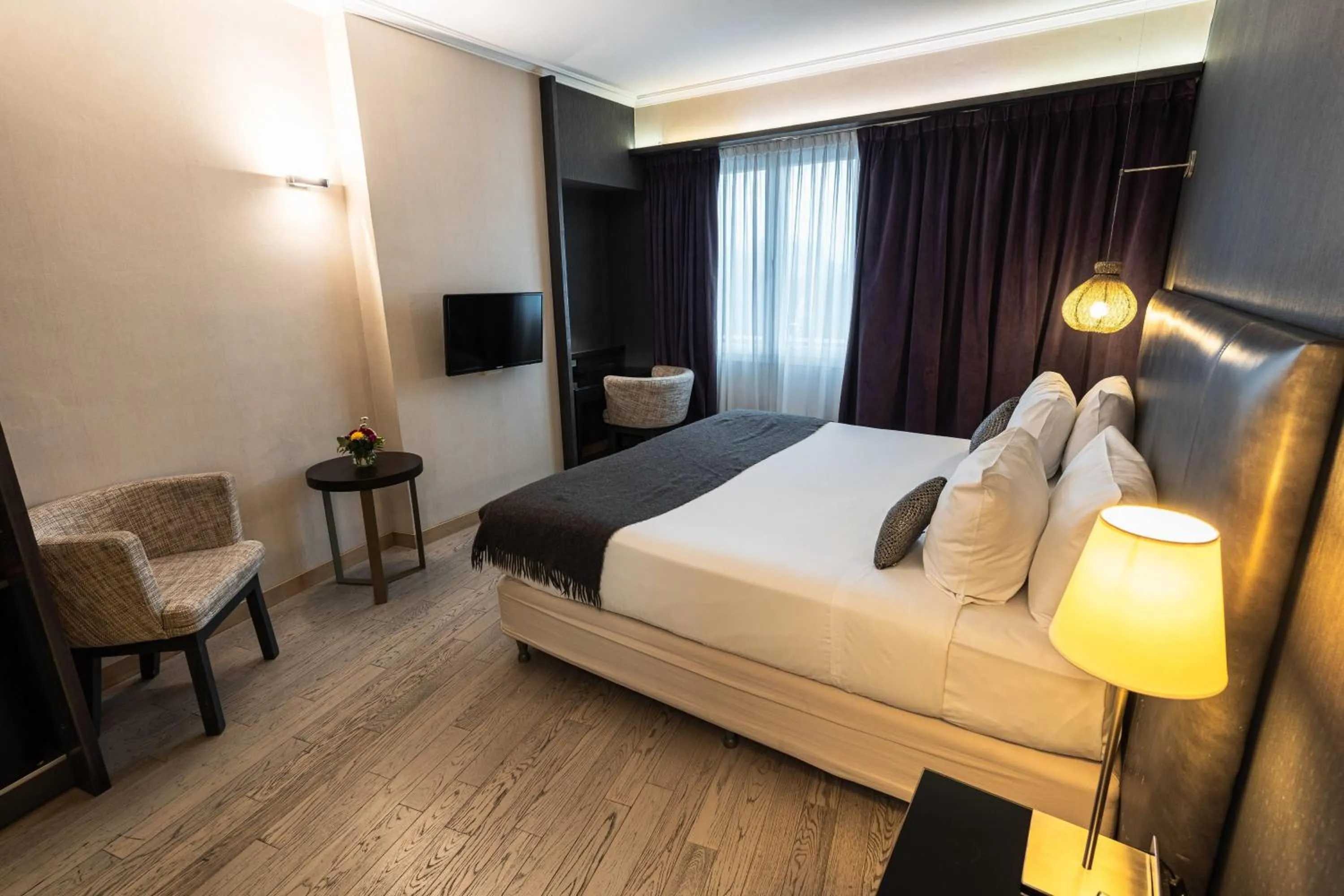 Photo of the whole room, Bed in Esplendor Plaza Francia