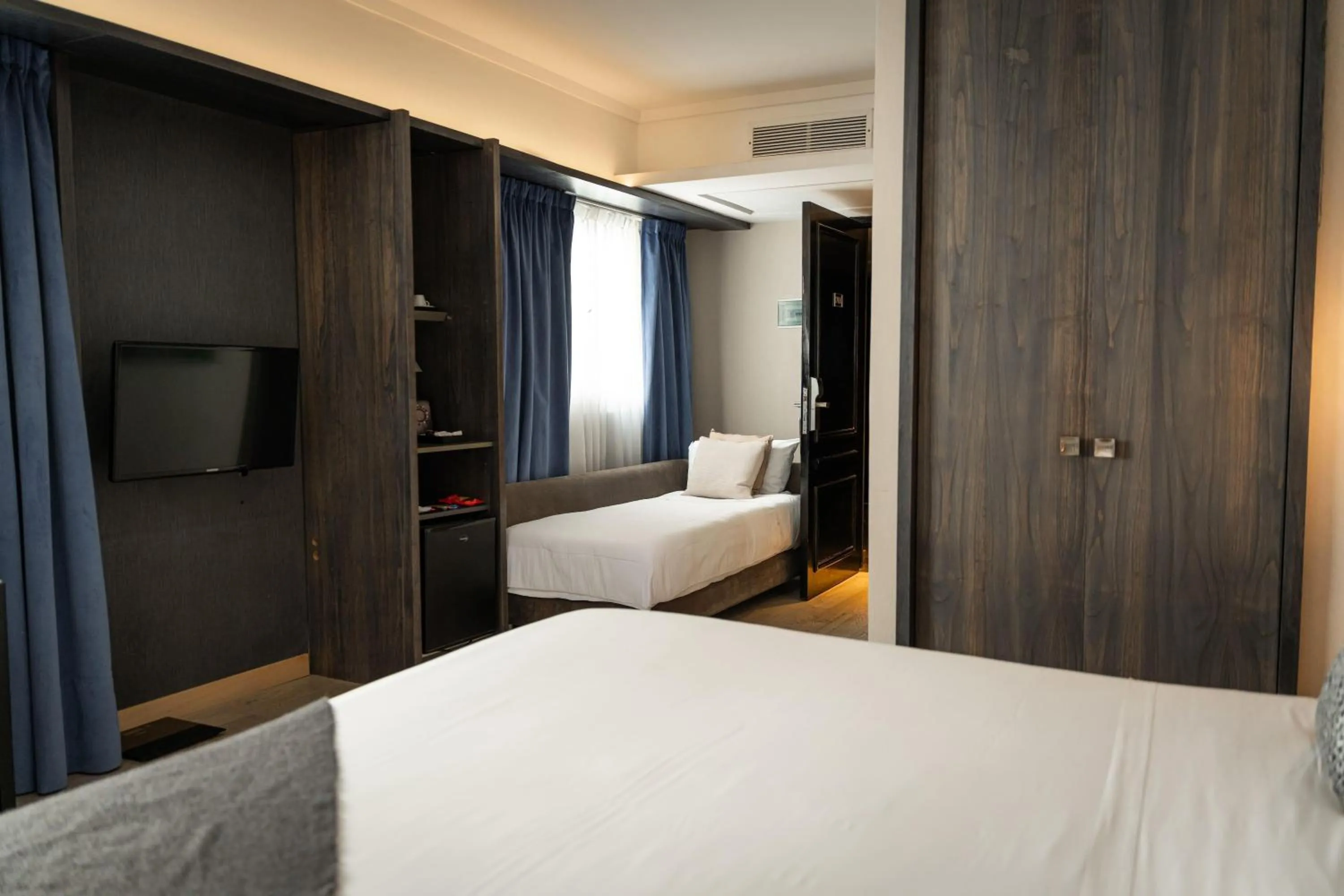 Photo of the whole room, Bed in Esplendor Plaza Francia