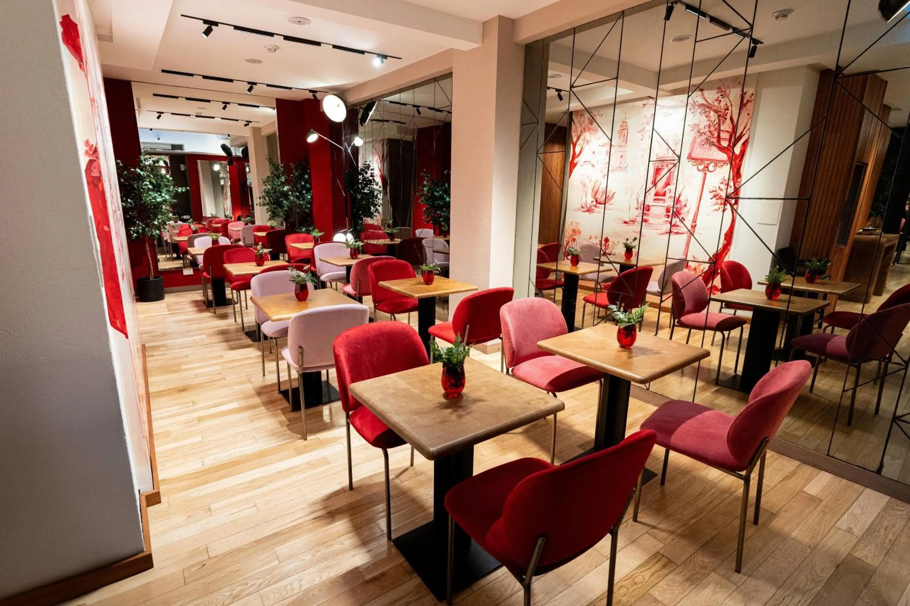 Restaurant/places to eat in Esplendor Plaza Francia