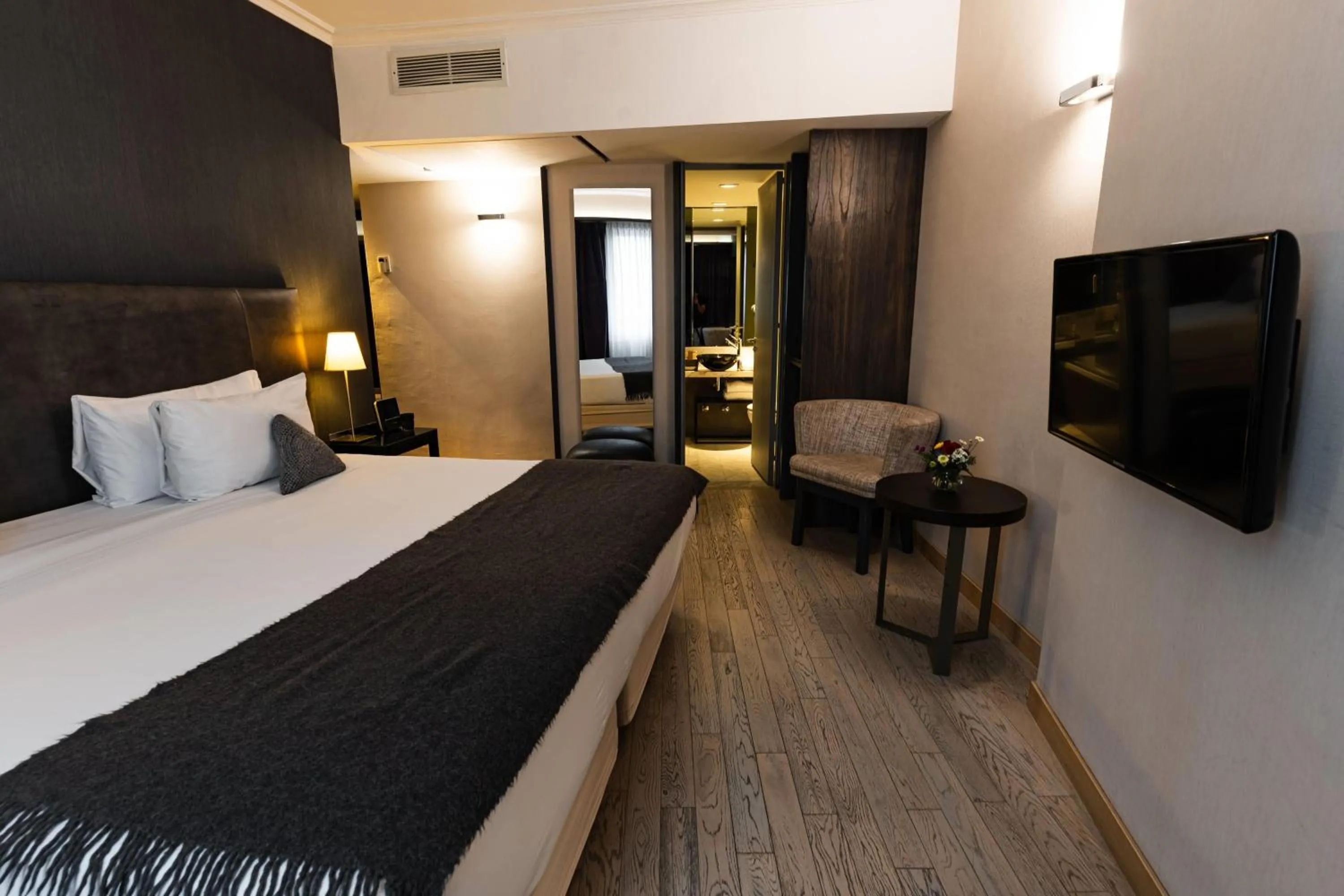 Photo of the whole room, Bed in Esplendor Plaza Francia