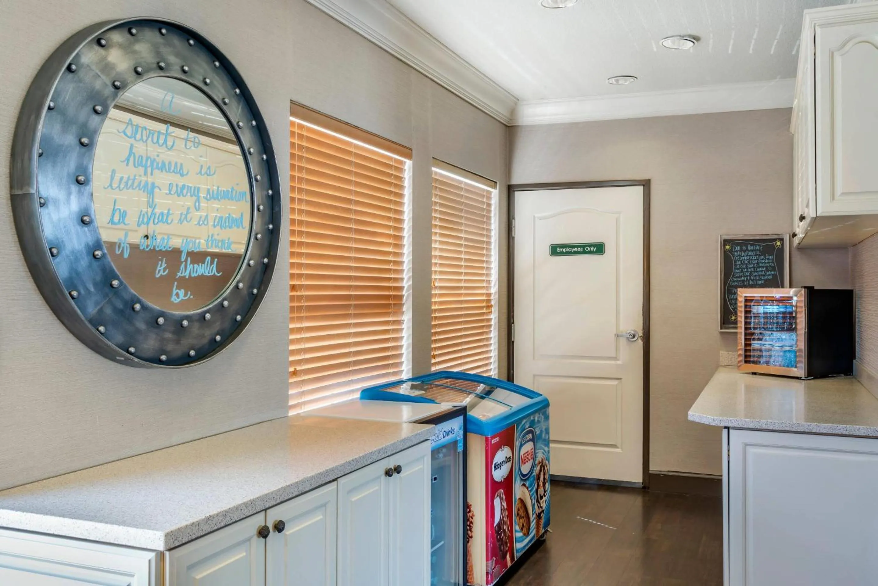 Lobby or reception in Elizabeth Oceanfront Suites, an Ascend Collection Hotel