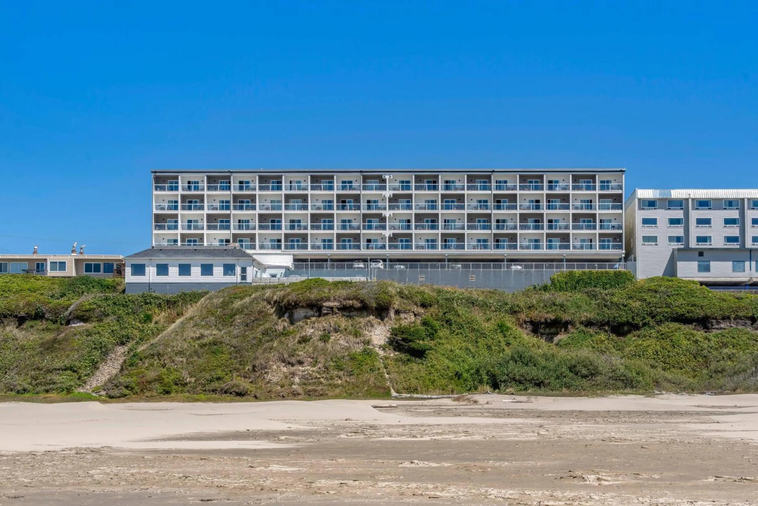 Property building in Elizabeth Oceanfront Suites, an Ascend Collection Hotel