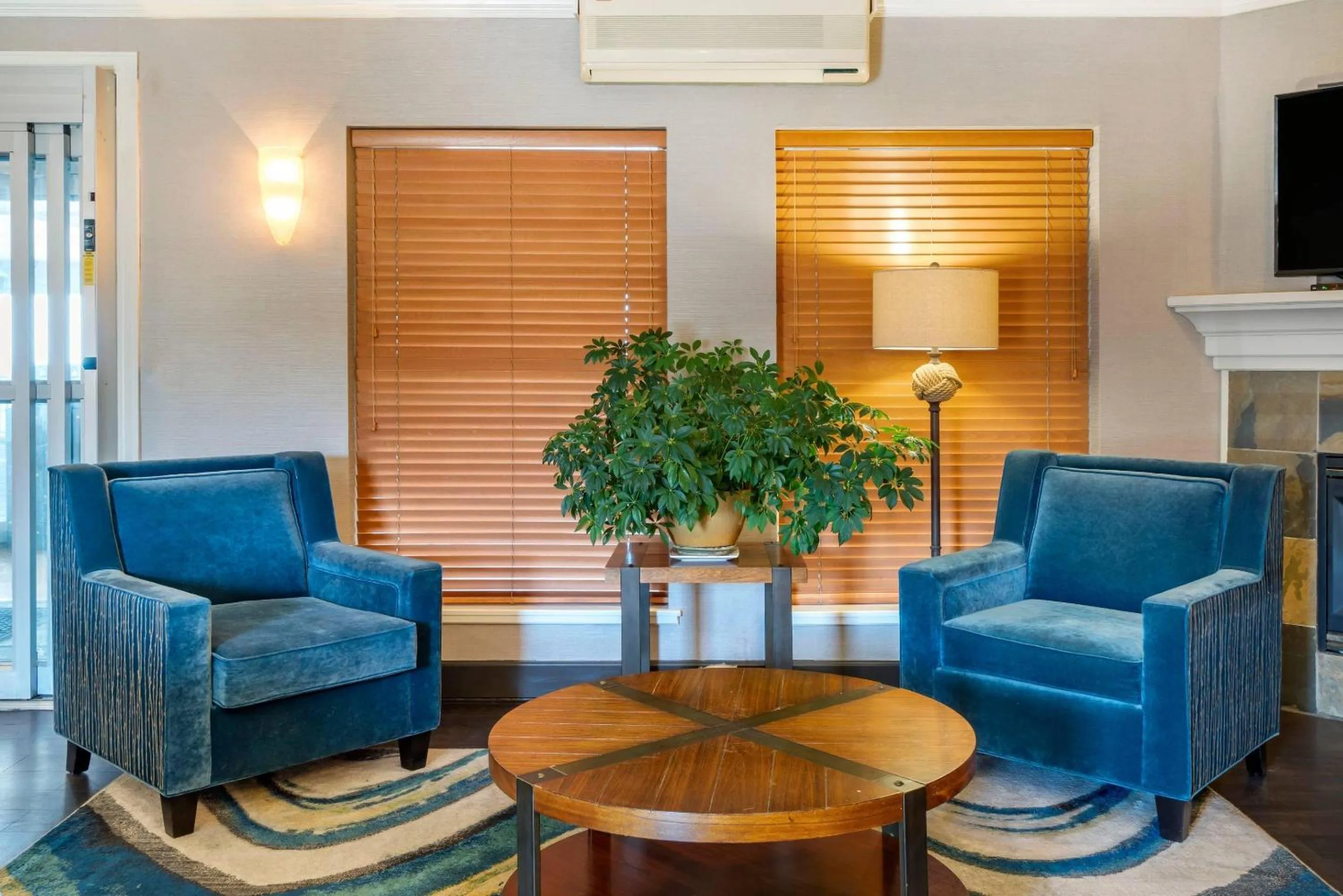 Lobby or reception in Elizabeth Oceanfront Suites, an Ascend Collection Hotel