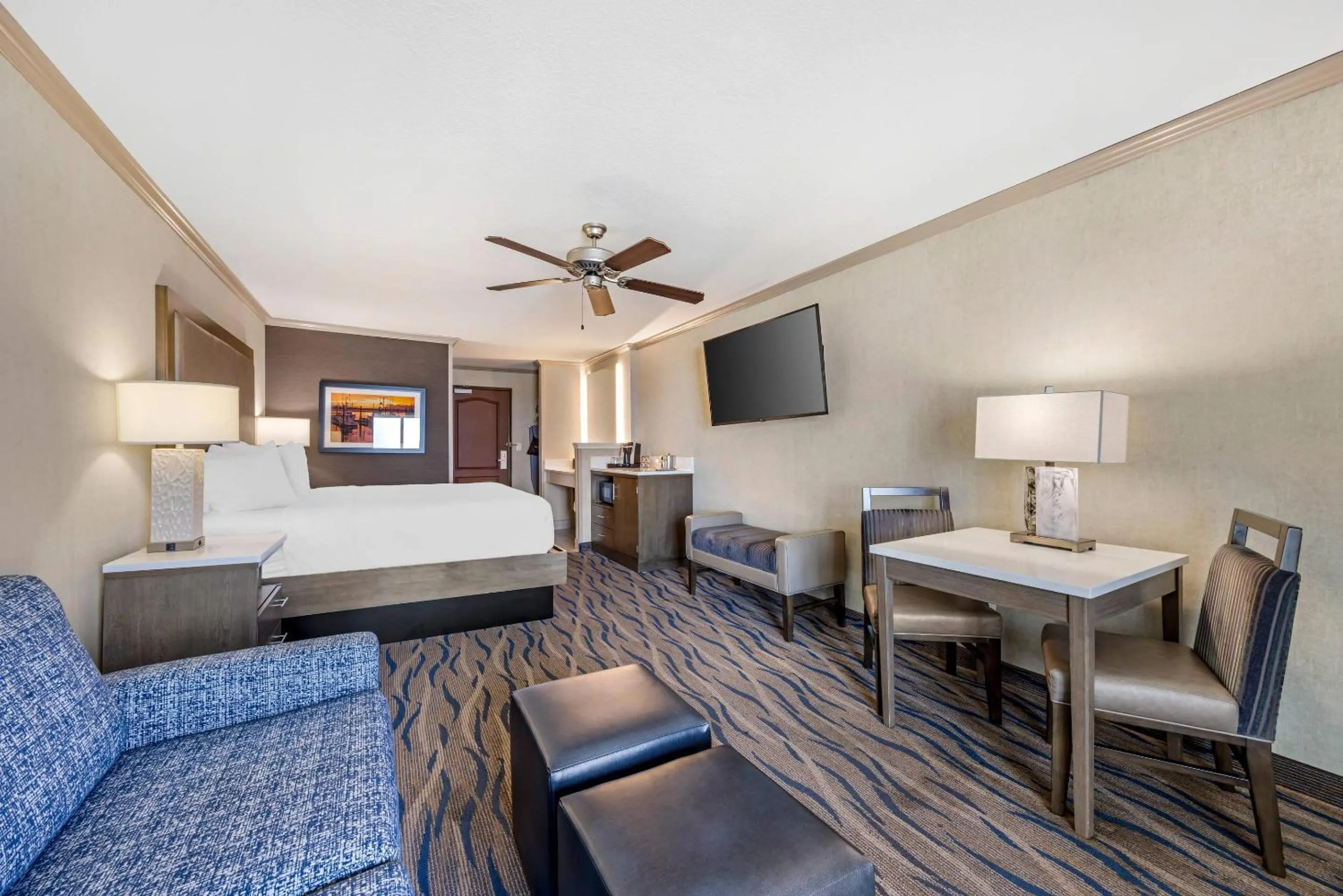 Bedroom, Bed in Elizabeth Oceanfront Suites, an Ascend Collection Hotel
