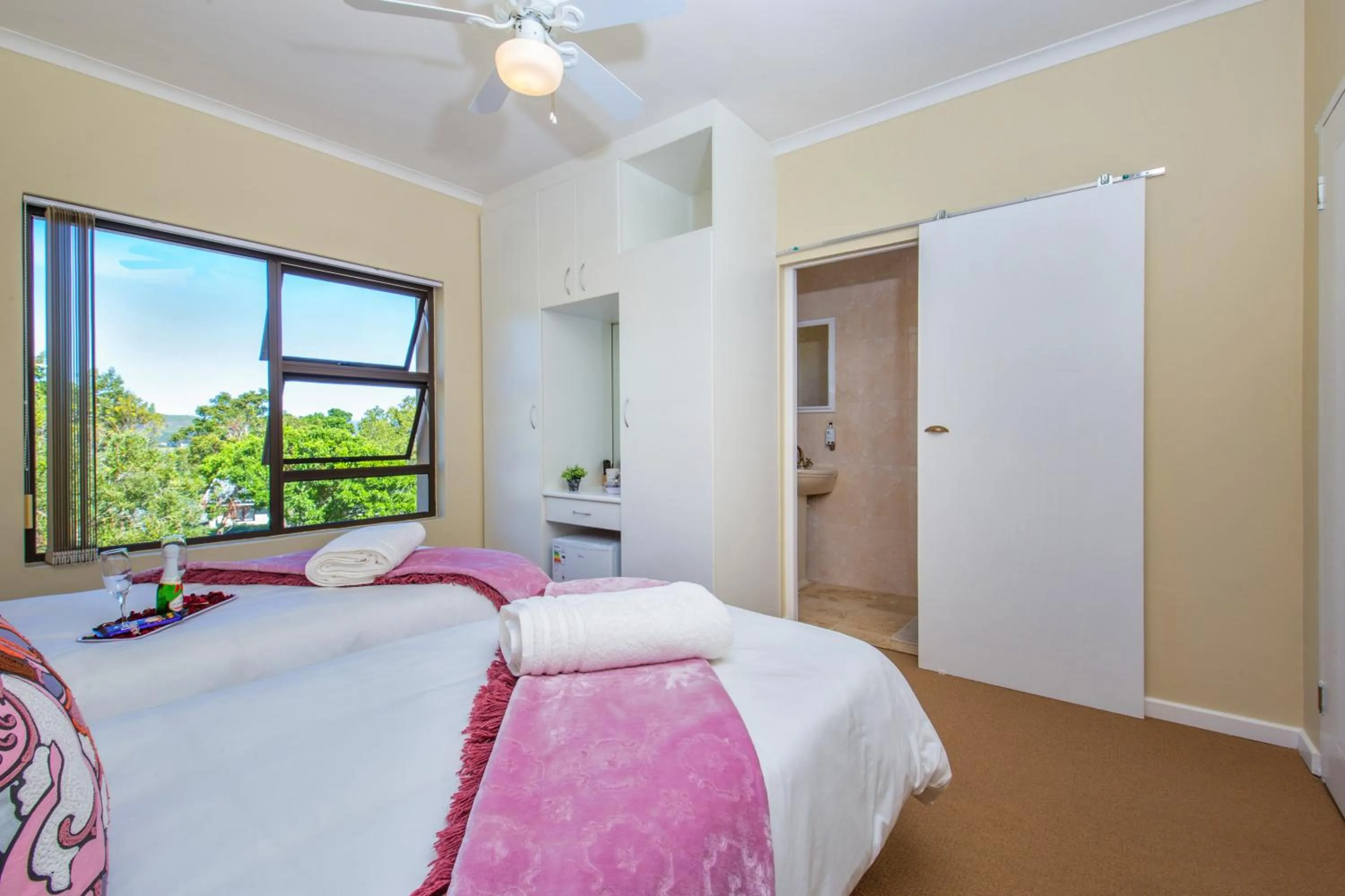 Photo of the whole room, Bed in Bergsig B & B