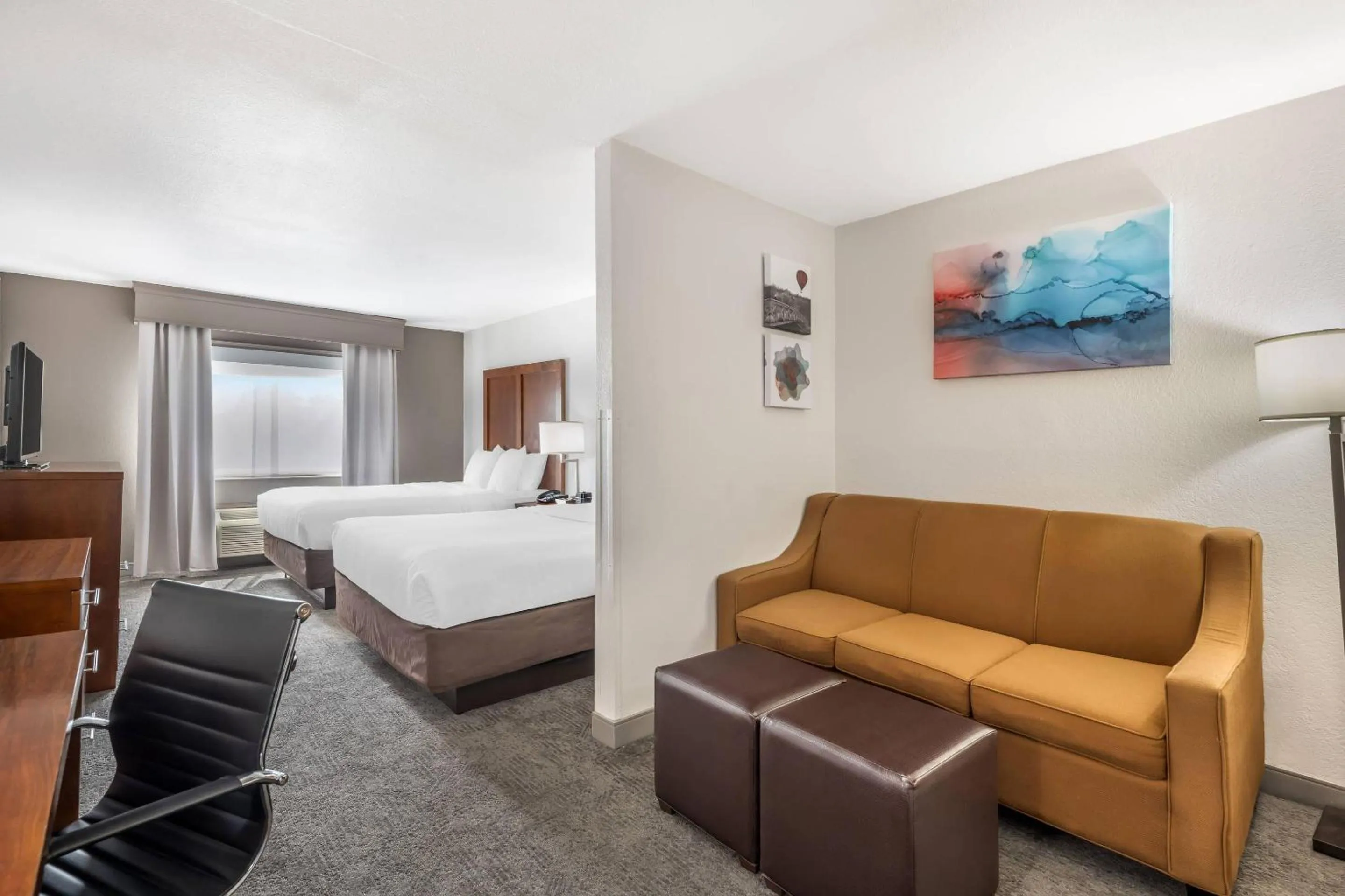 Bedroom, Bed in Comfort Suites Omaha Northwest